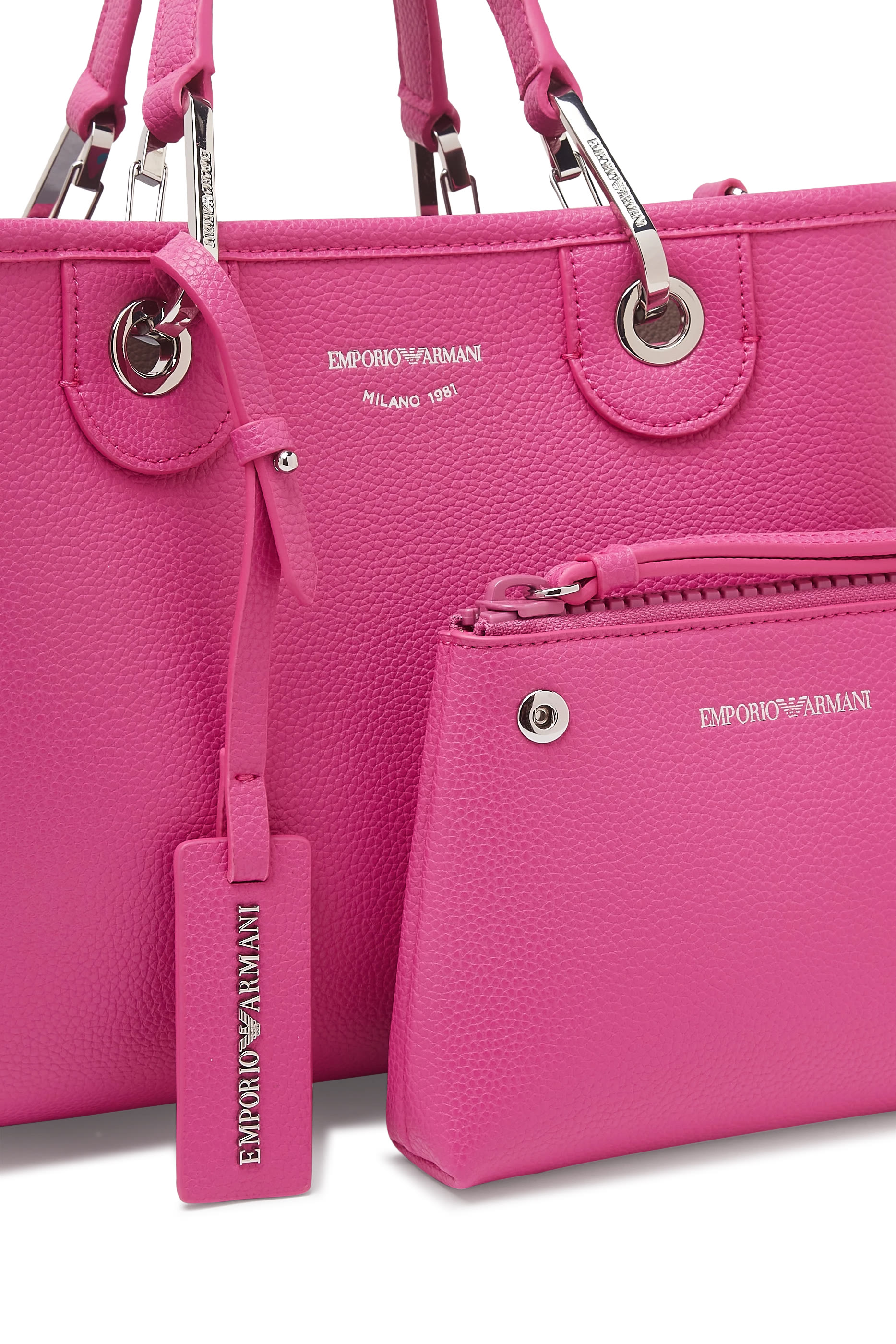 حقيبة يد مزينة بشعار الماركة