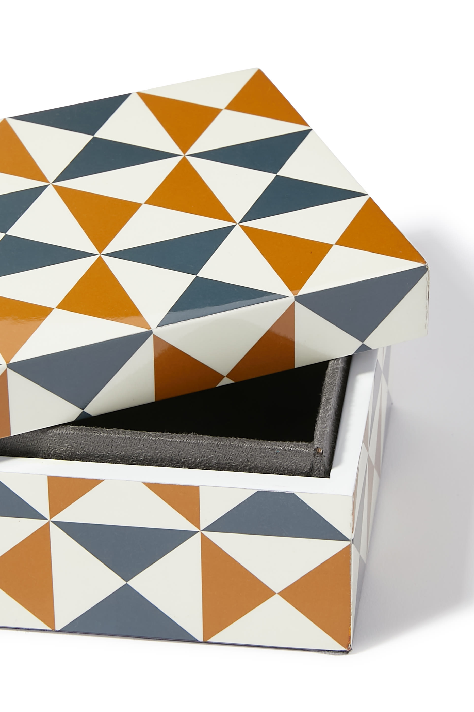 صندوق بوتاي بطلاء