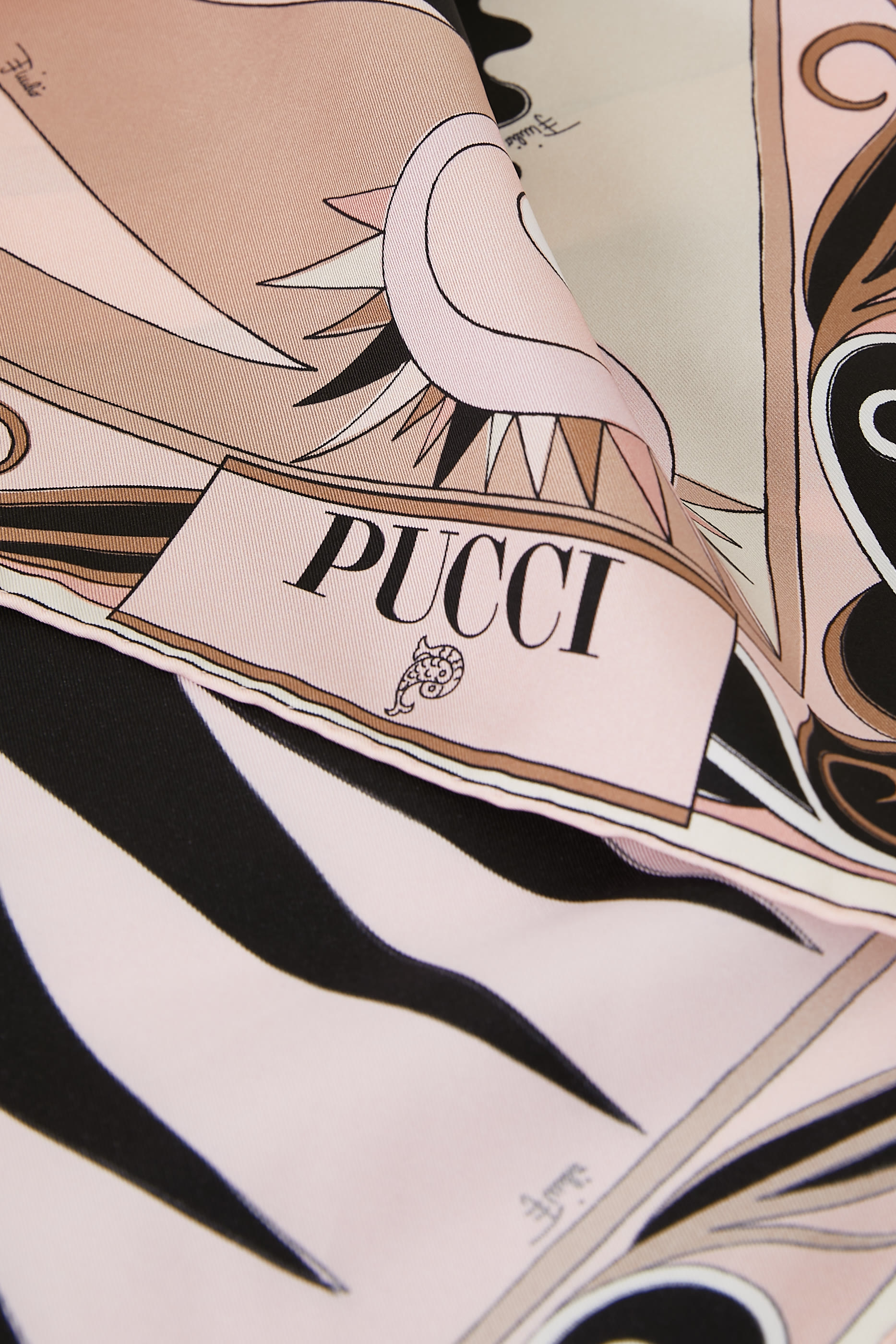 وشاح ستيلا مربع بطبعة حرير تويل