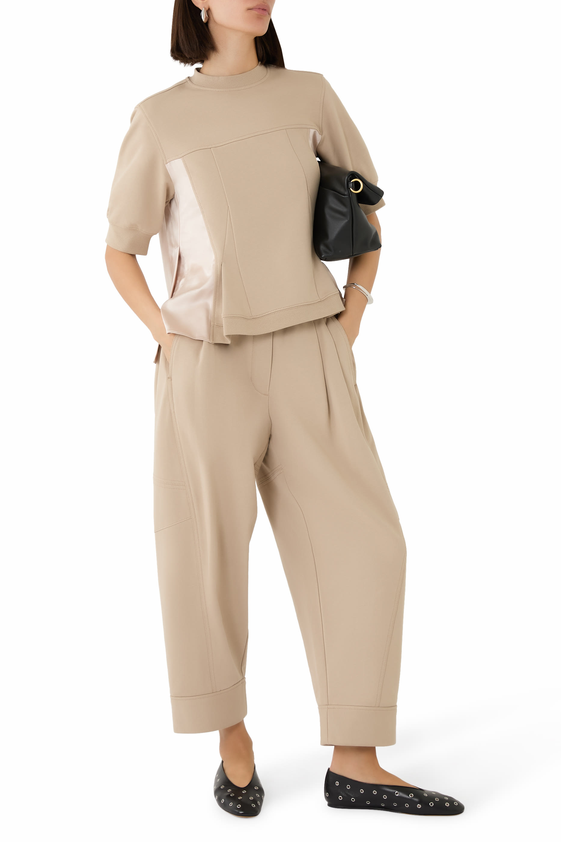 بنطال رياضي قصير بقصة ساق مقوسة