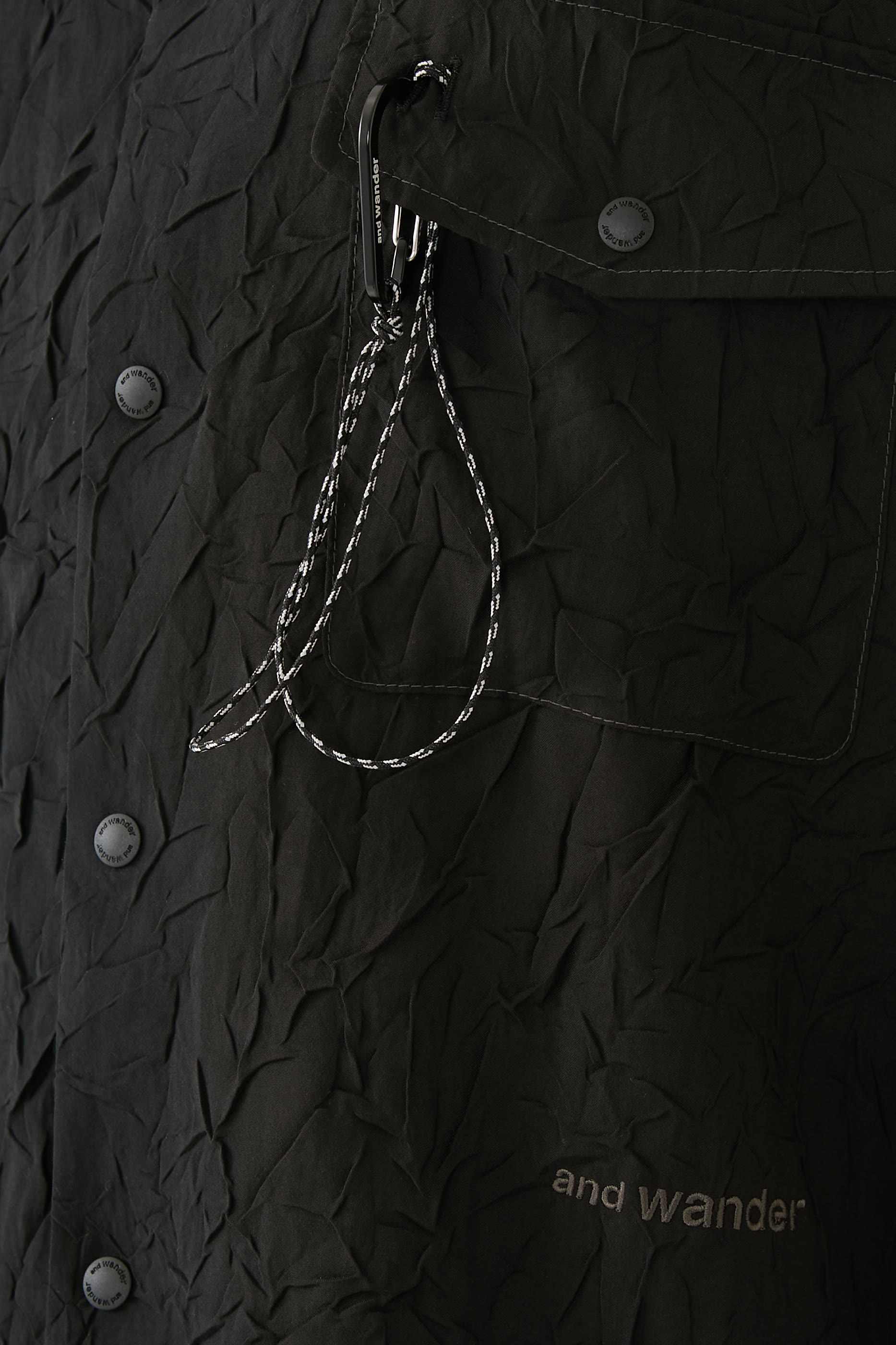 قميص واشر مفتوح بأكمام قصيرة وطيات