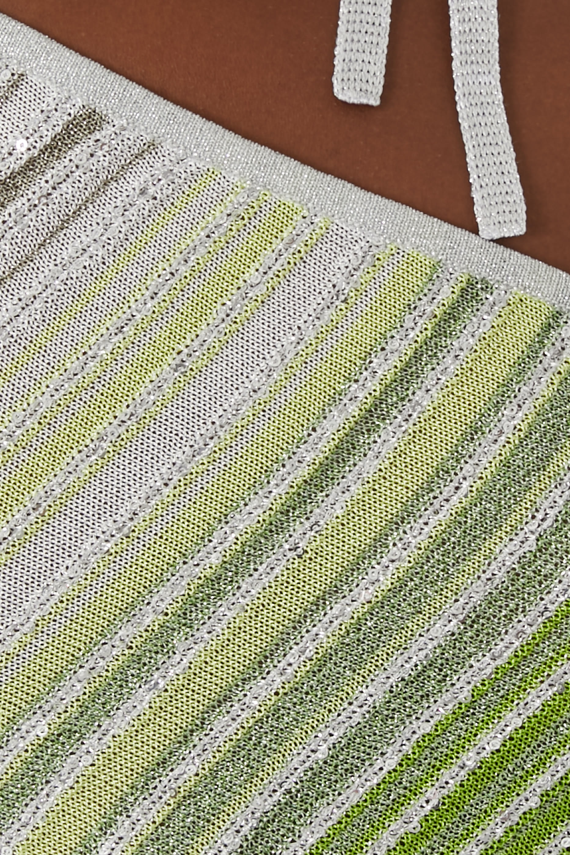 بلوزة مخططة بتصميم غير متماثل بكتف واحد وتطريز جزئي بالترتر