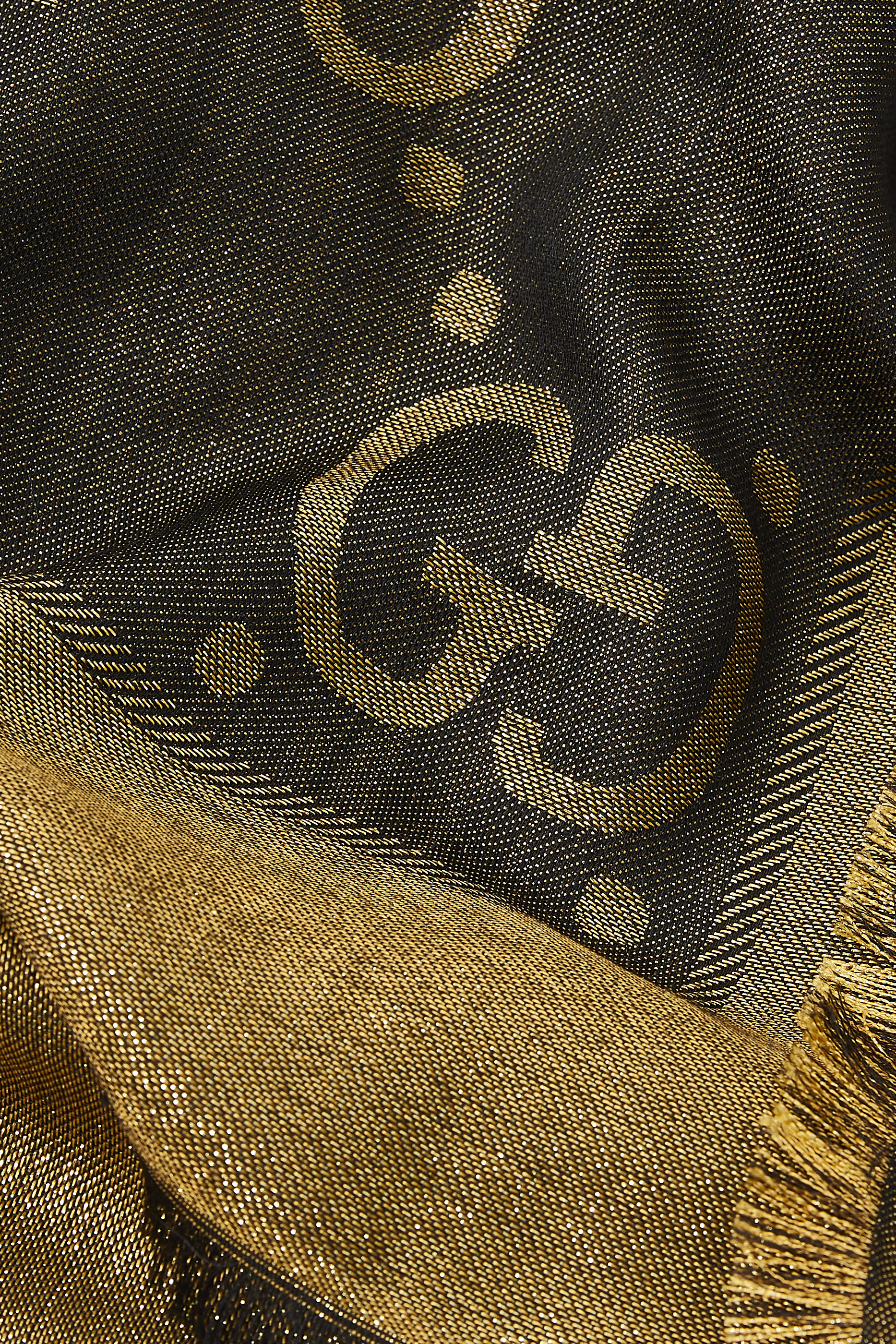 شال لوكس بنقشة شعار GG