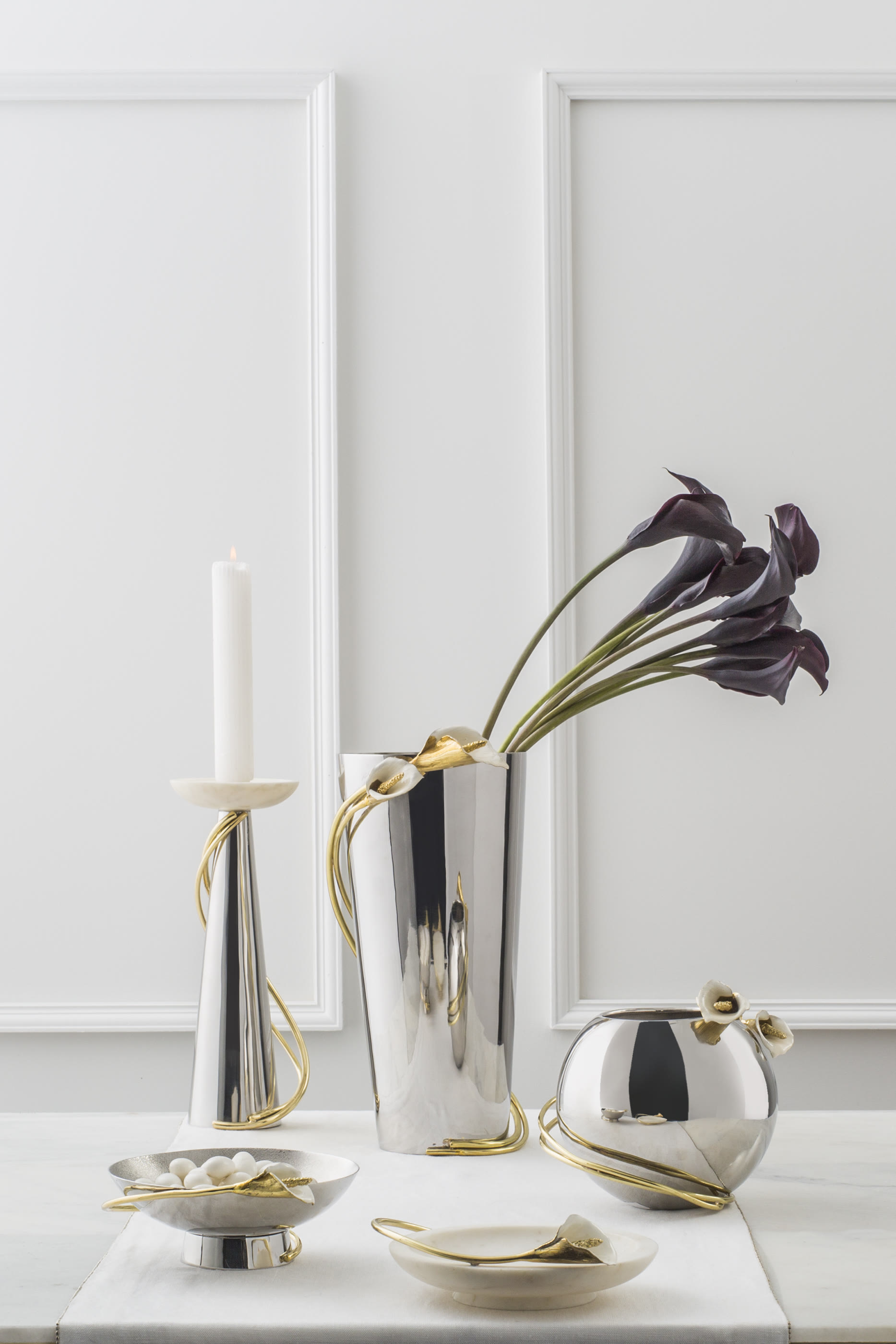 مزهرية كبيرة مزينة بزهرة الكالا