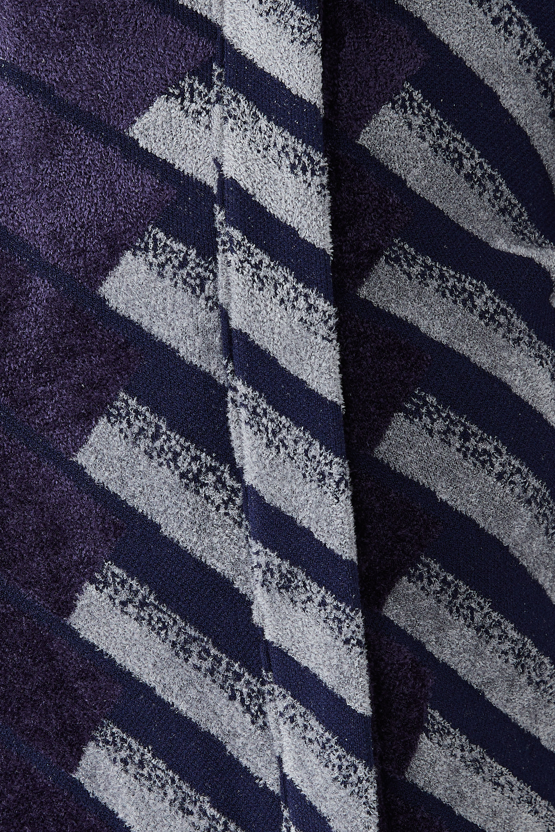 جاكيت بياقة غورو مع إغلاق جانبي شنيل بنقشة