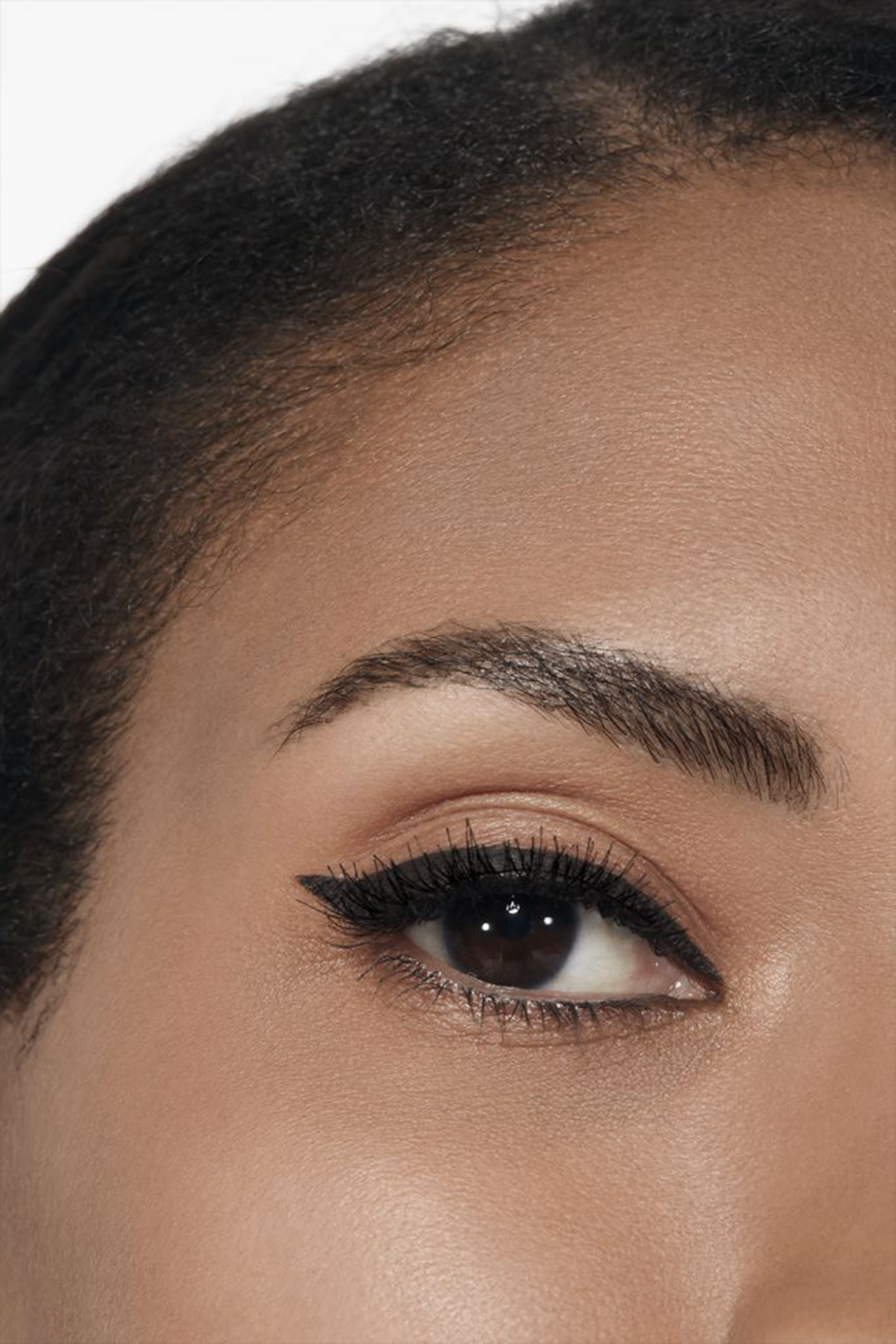 مستحضر سائل فائق الدقة لتحديد محيط العينين، طويل الثبات ومقاوم للماء LE LINER DE CHANEL