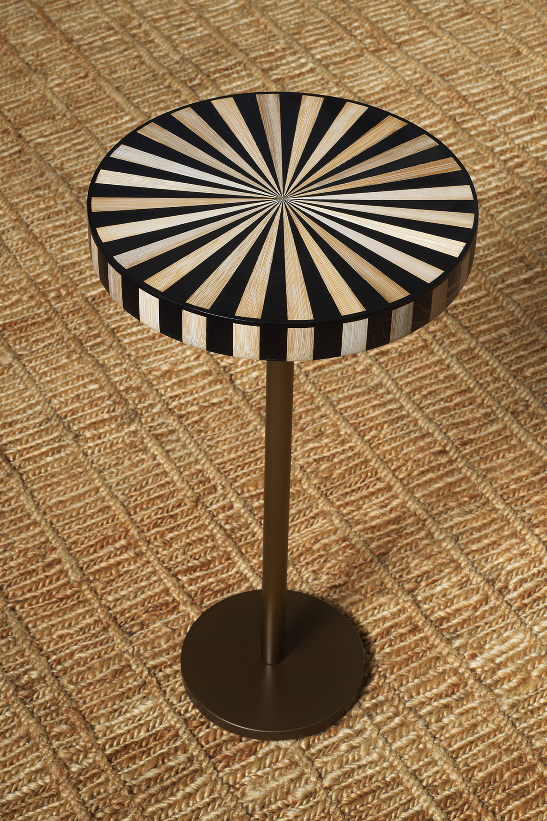 طاولة جانبية ألباني