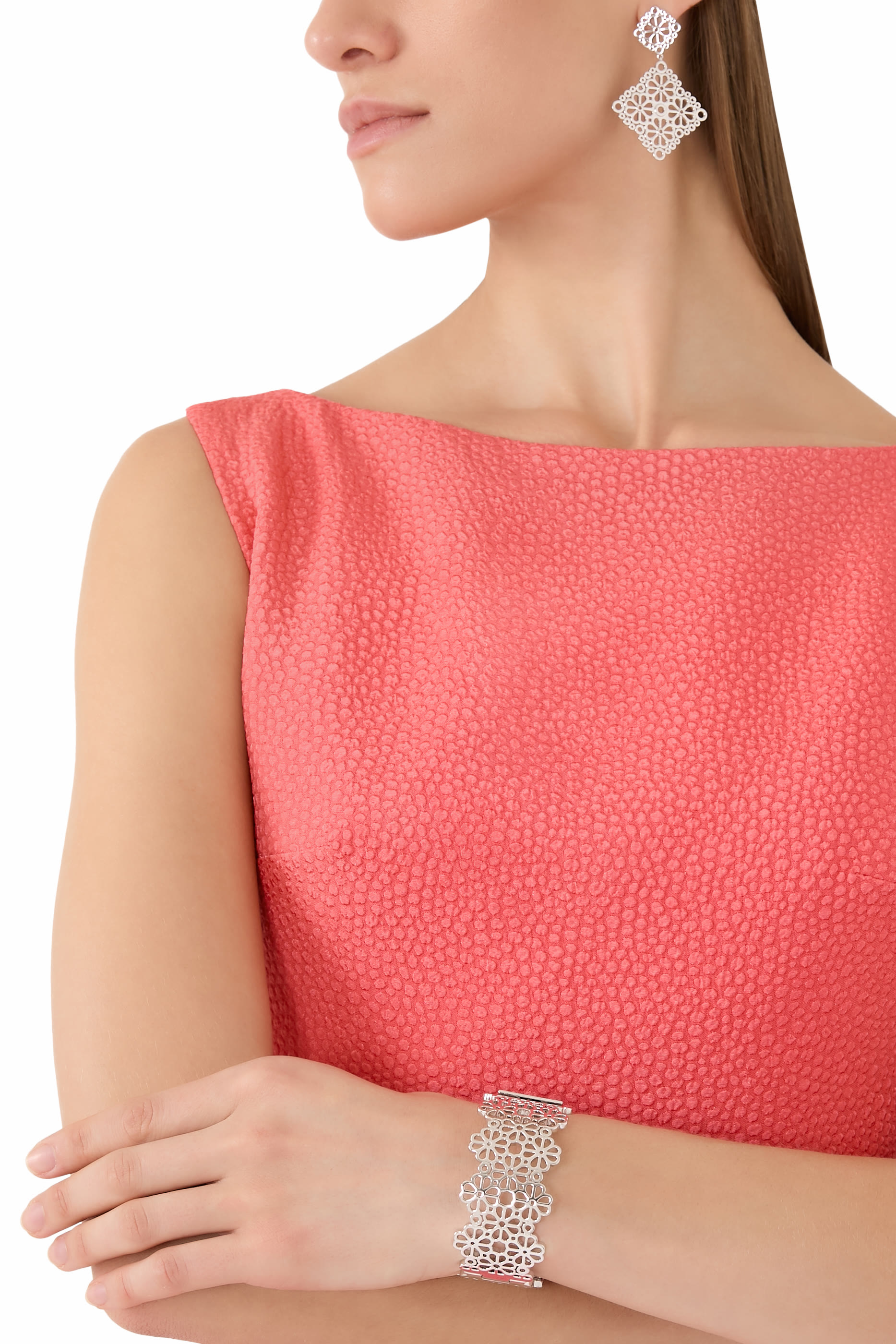 سوار ستيتمنت بفتحات وزهور بالشكل البستوني