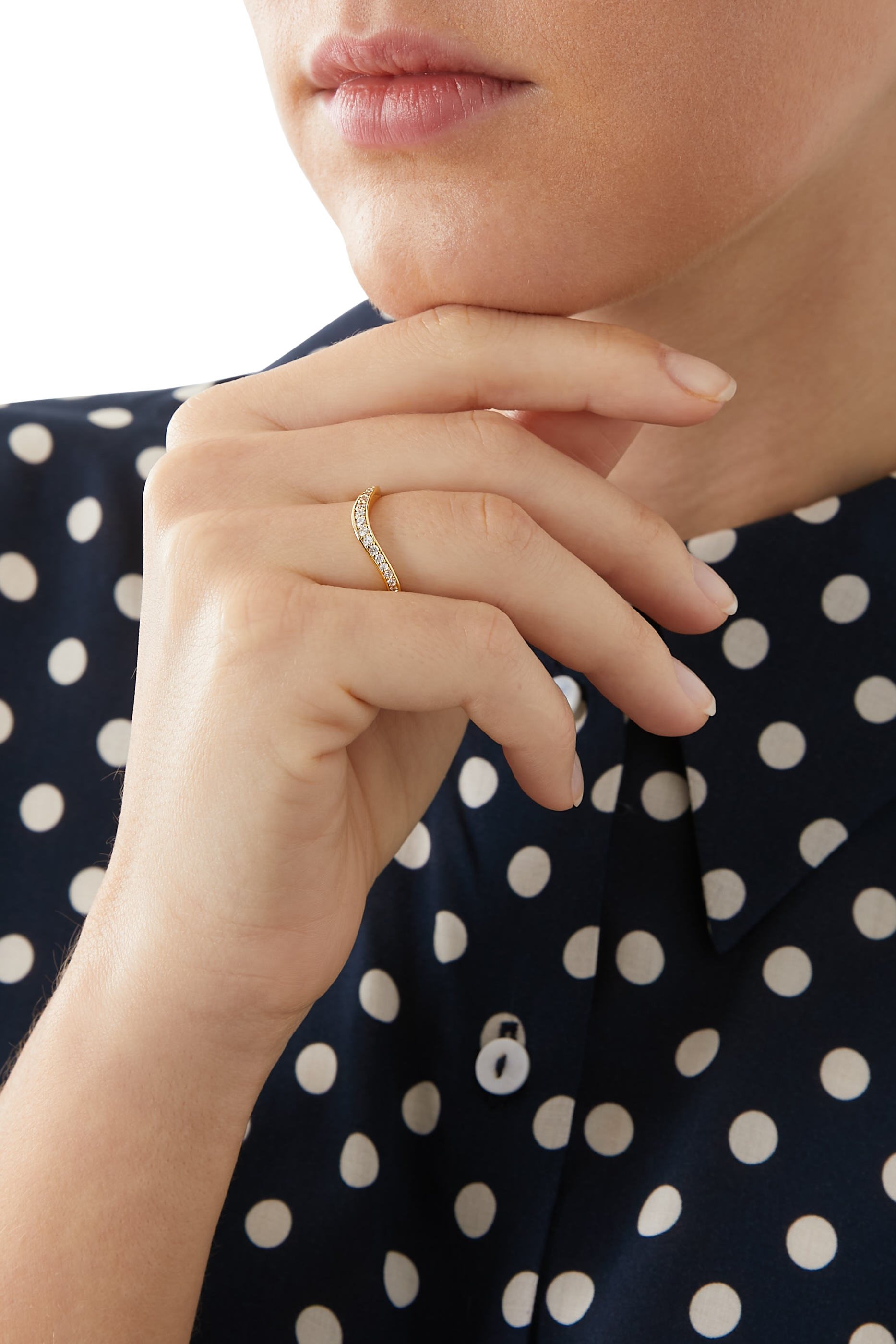 خاتم بتصميم مموج مرصع بأحجار بافيه