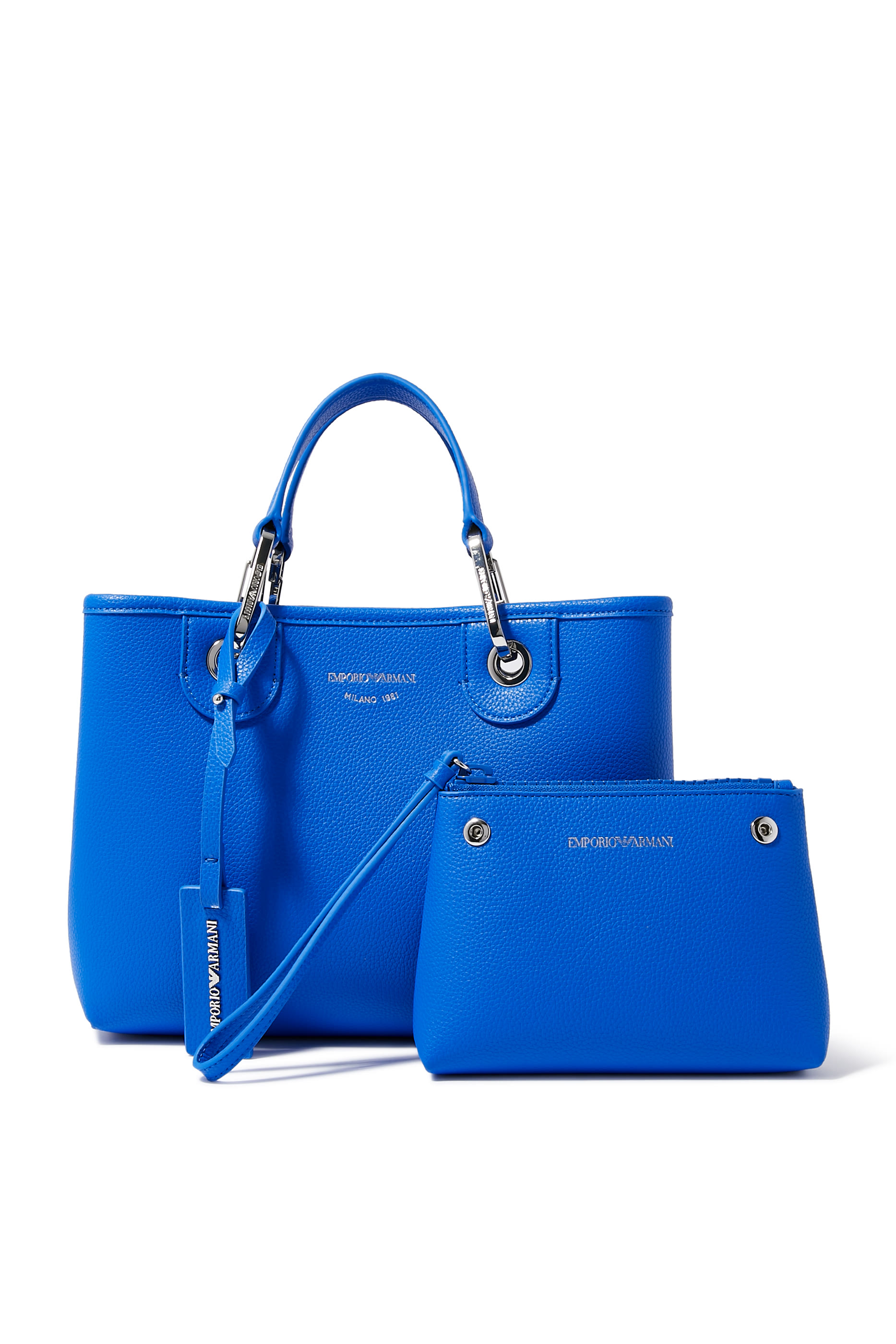 حقيبة يد مزينة بشعار الماركة