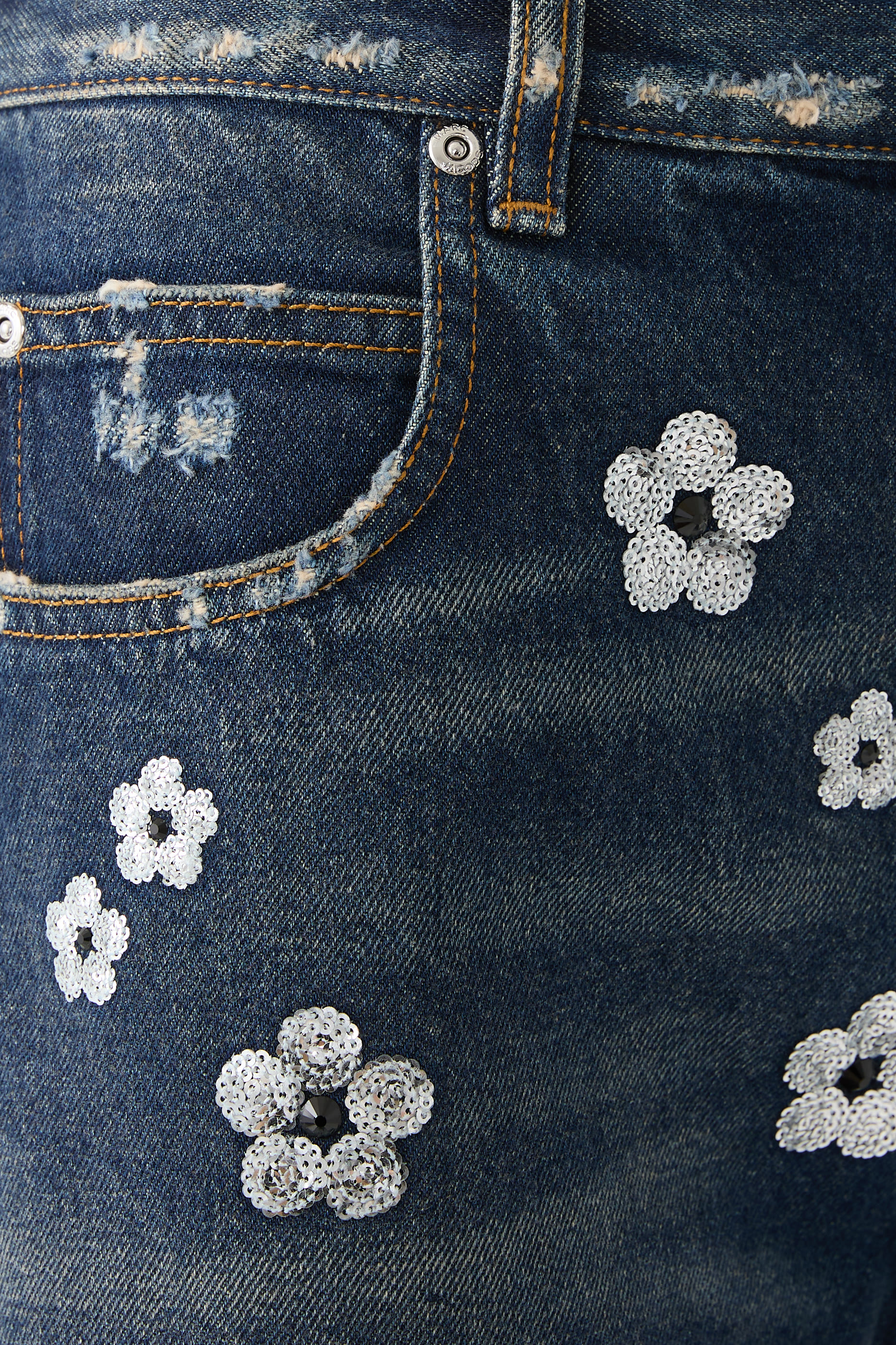 شورت بقصة ساق واسعة وترتر مطرز بتصميم زهور