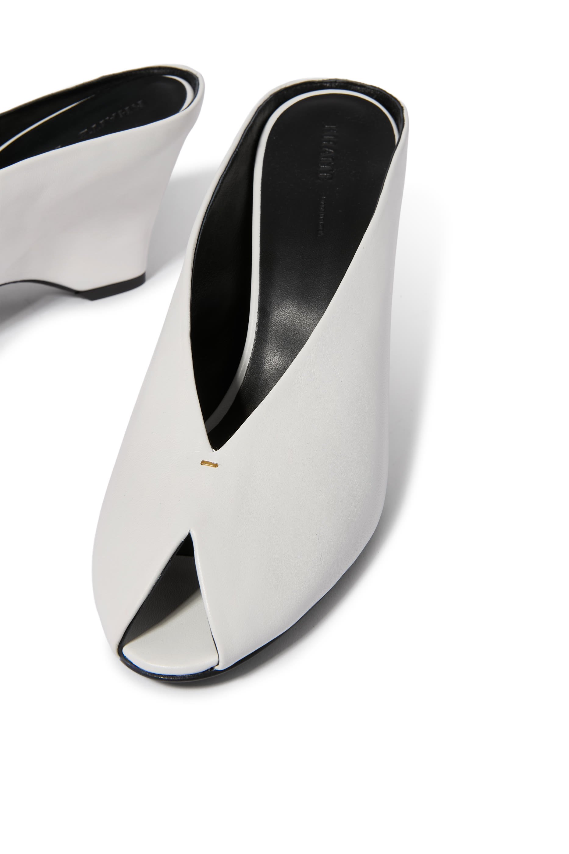 حذاء كلوك 75 مفتوح من الخلف بكعب ويدج جلد