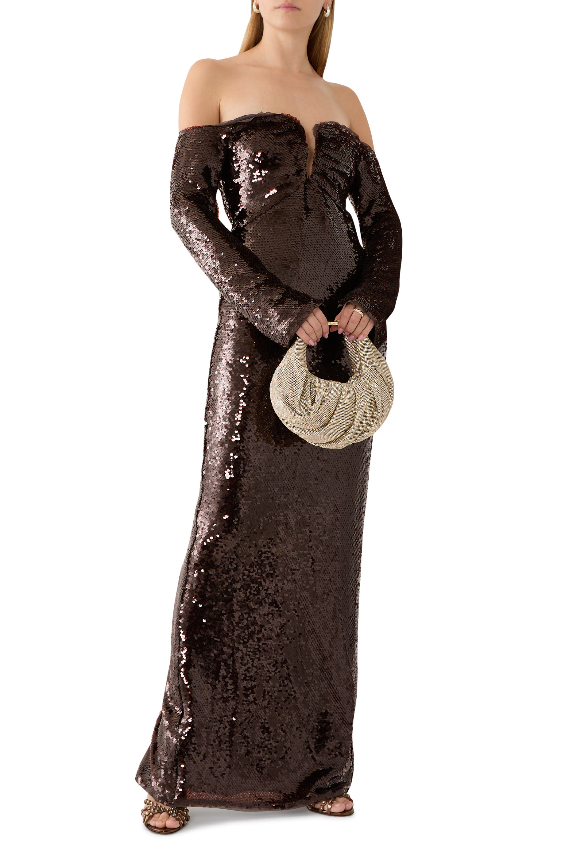 فستان طويل بأكتاف متساقطة وترتر