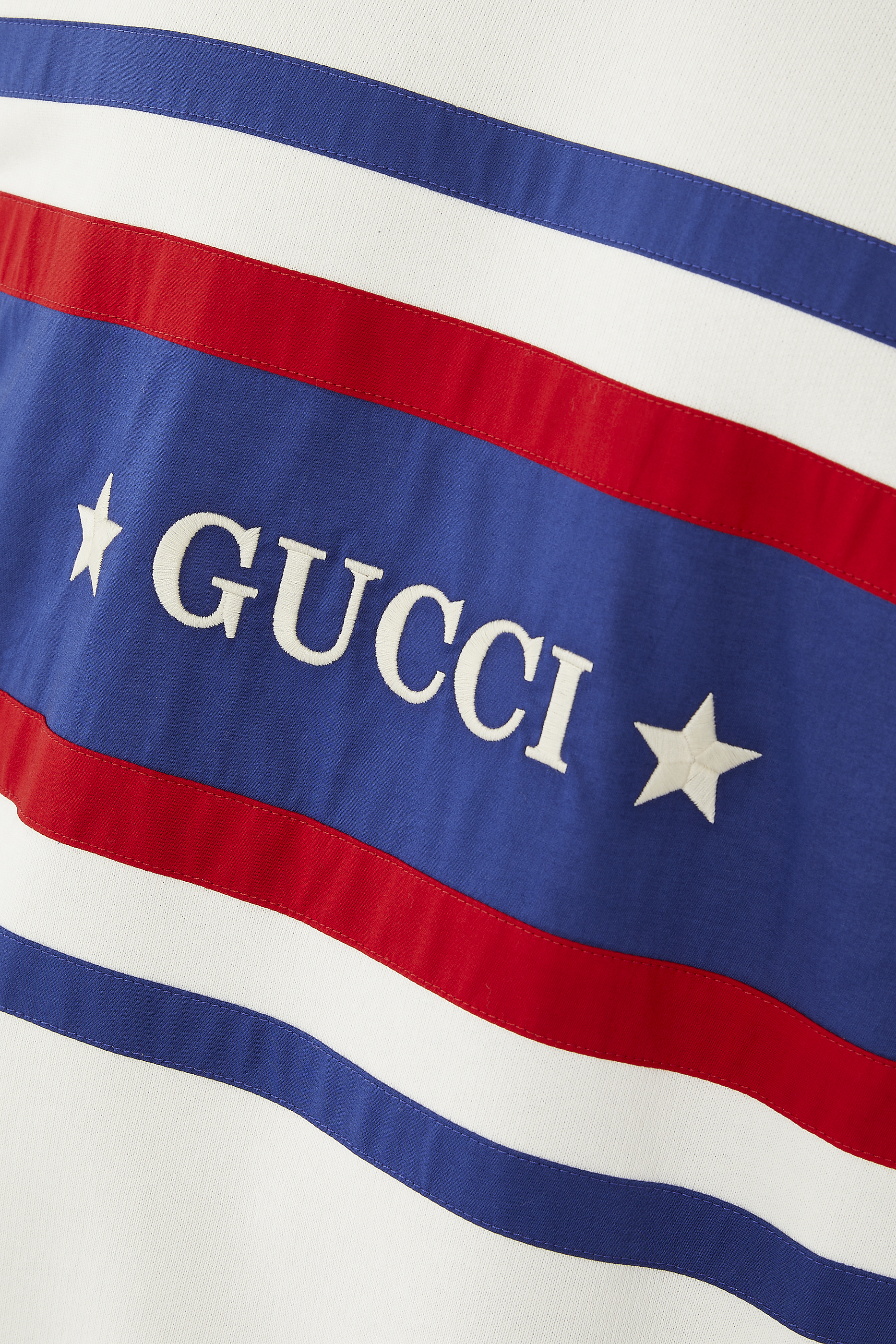 سويت شيرت بنقشة نجوم وشعار الماركة