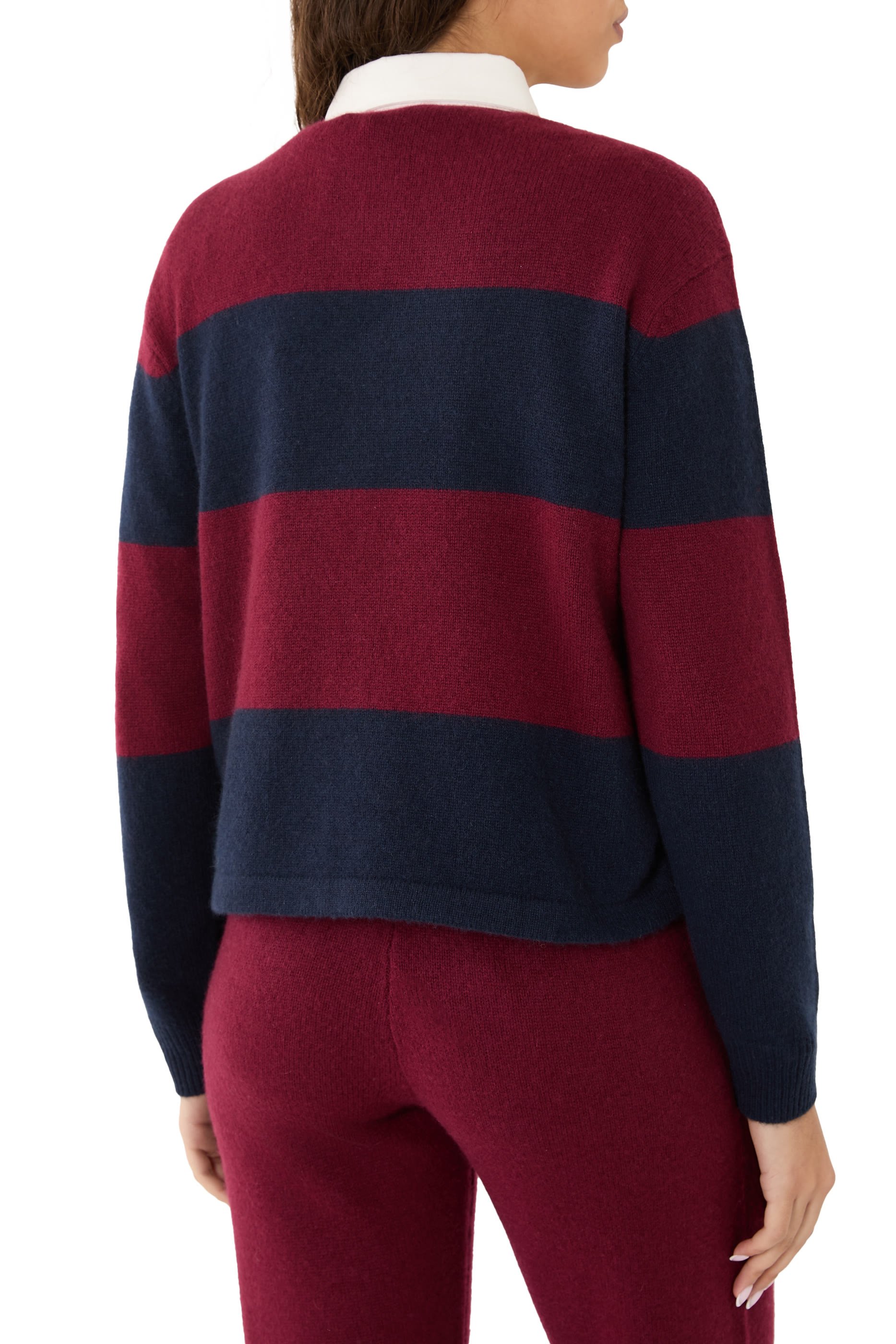 قميص بولو رغبي مطرز بشعار الماركة بخط سيريف