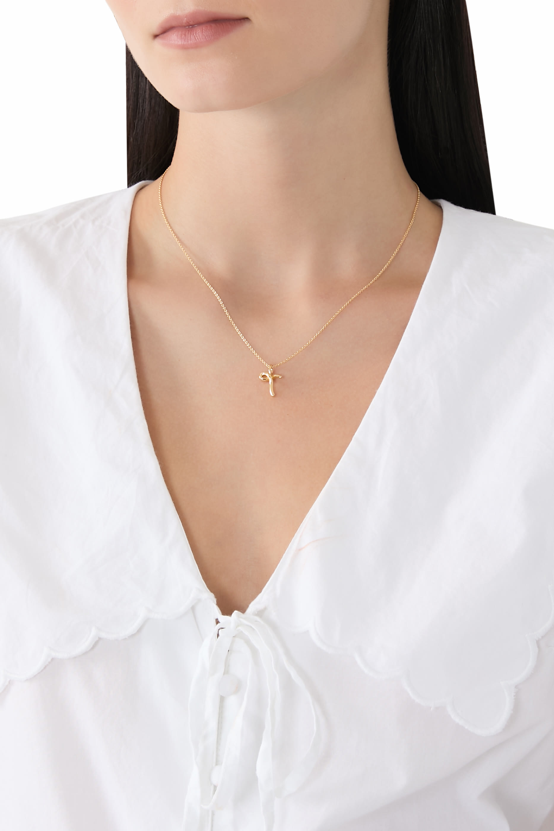 قلادة بدلاية صغيرة بتصميم حرف تي بحواف متموجة منصهرة، فضة استرلينية معاد تدويرها مطلية بذهب عيار 18