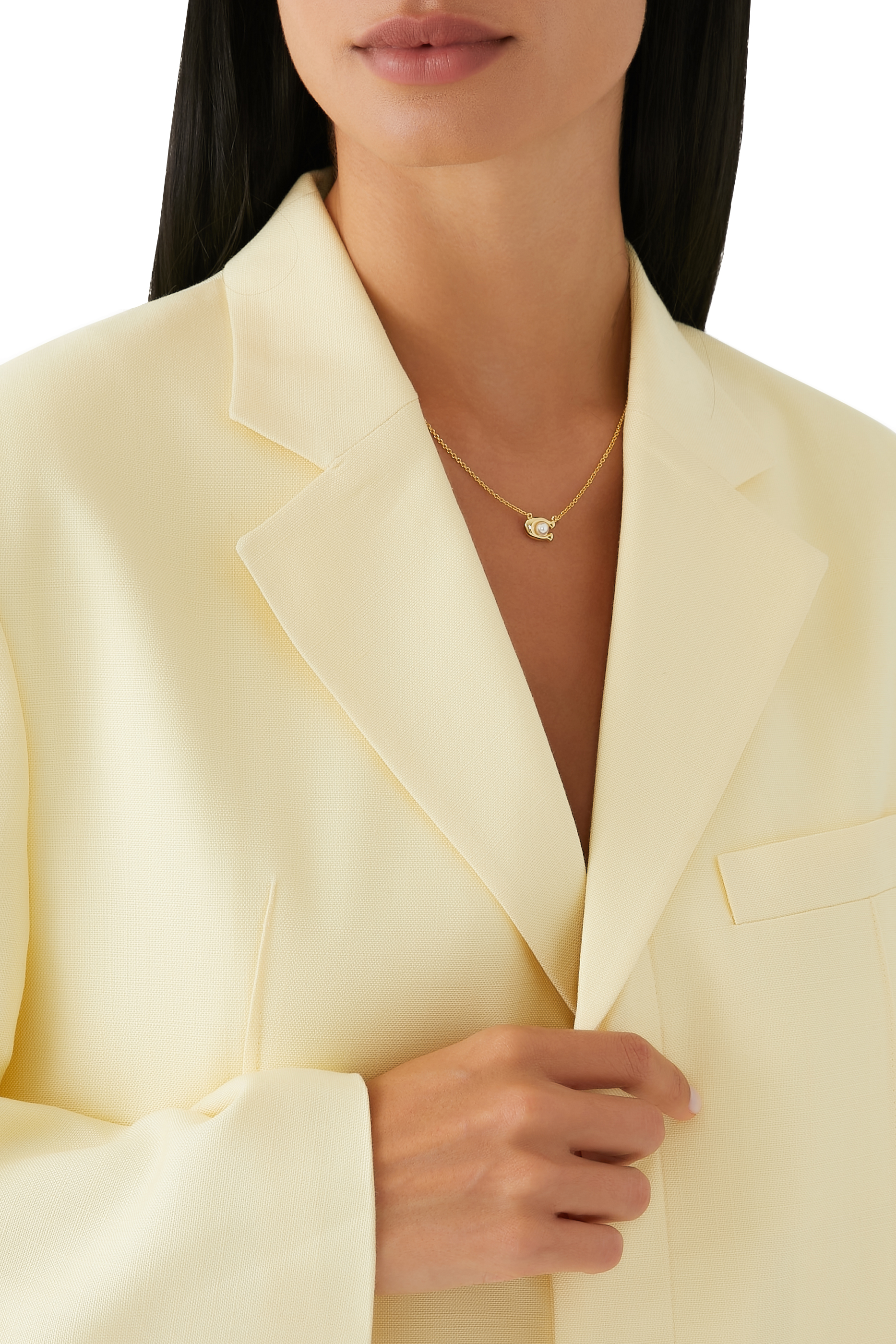 قلادة بحلية شعار الماركة مرصعة باللؤلؤ