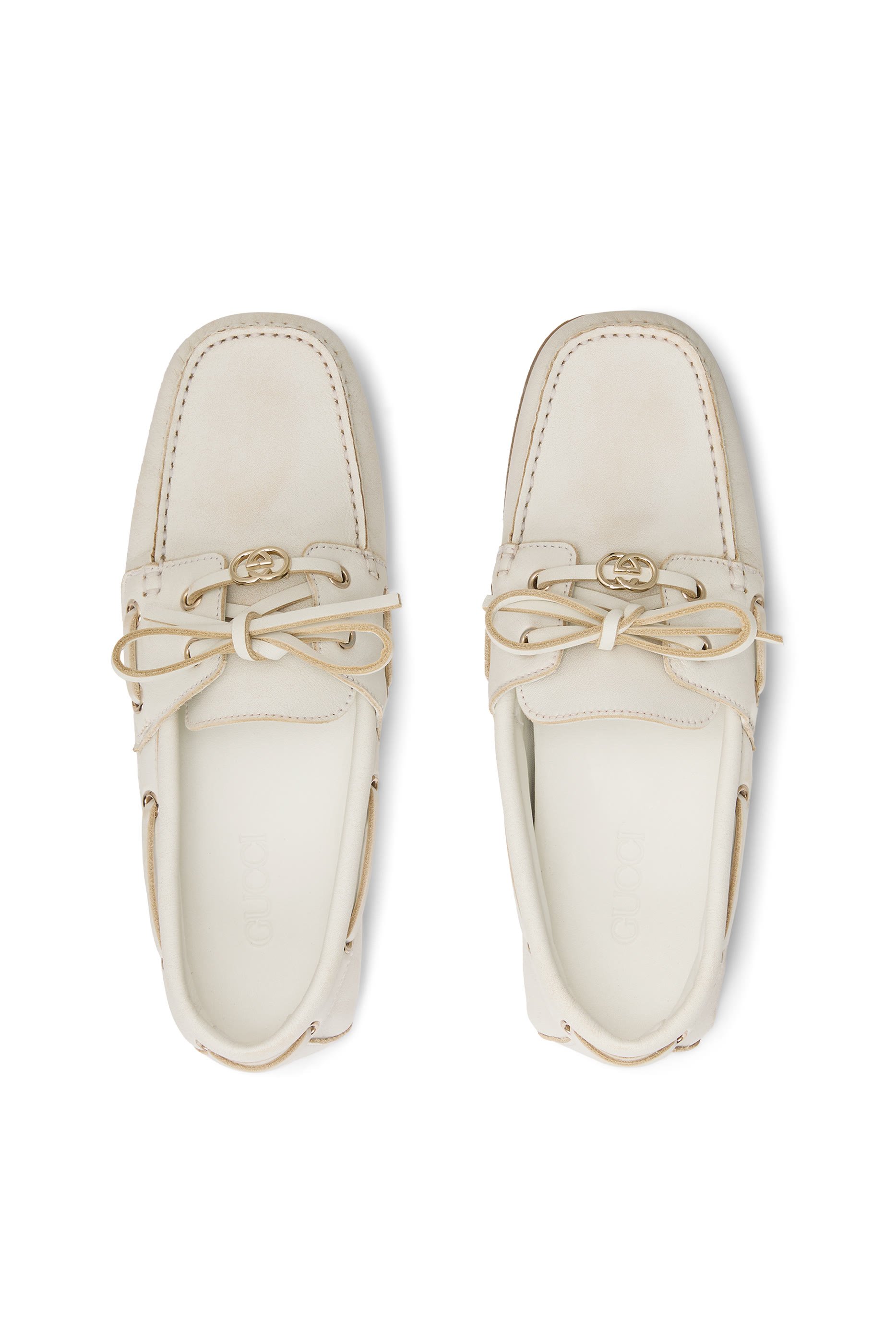 حذاء بوت بتفاصيل شعار الماركة متداخل