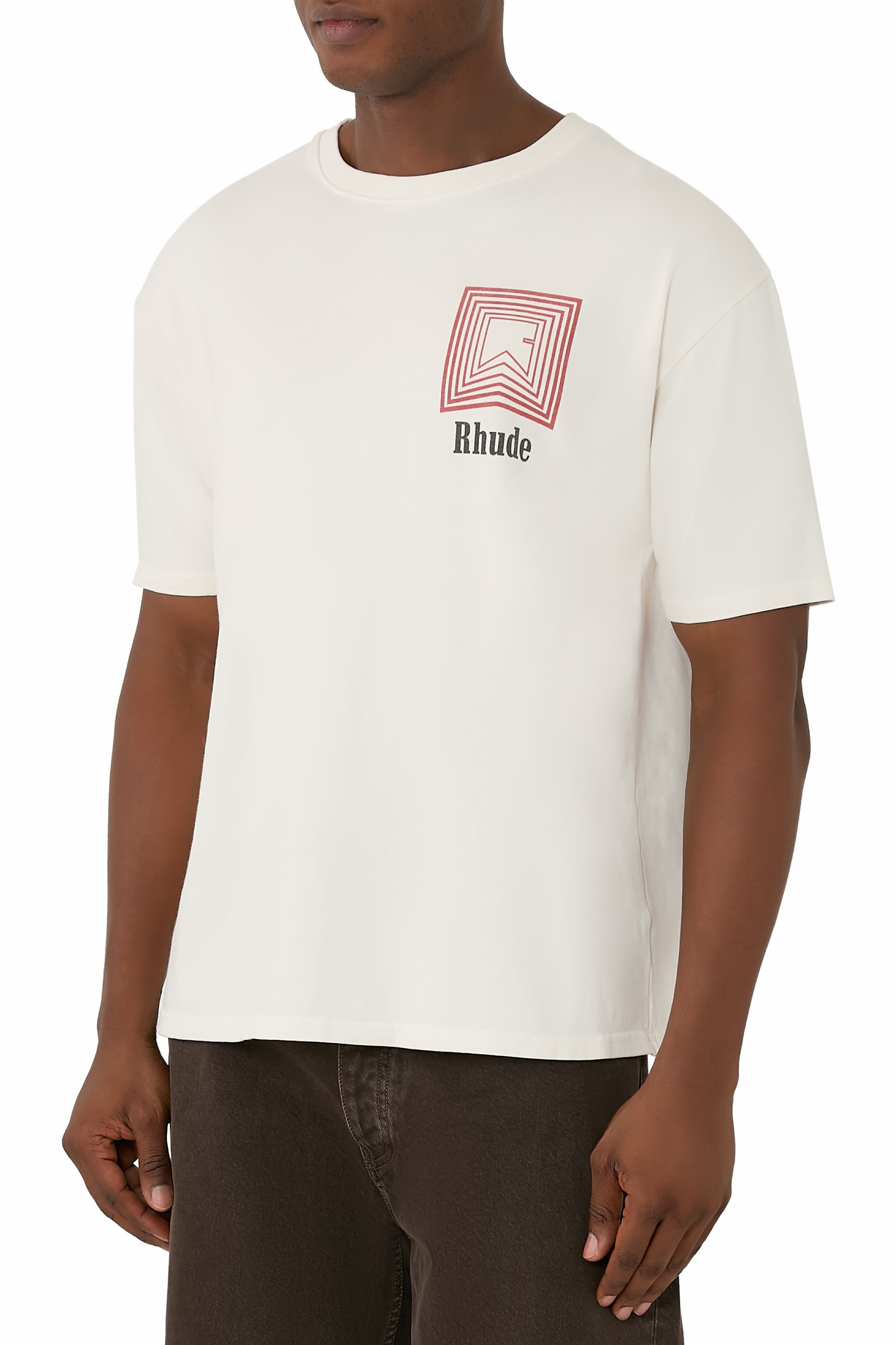 تيشيرت بنقشة مكررة بشعار الماركة وخطوط متعرجة