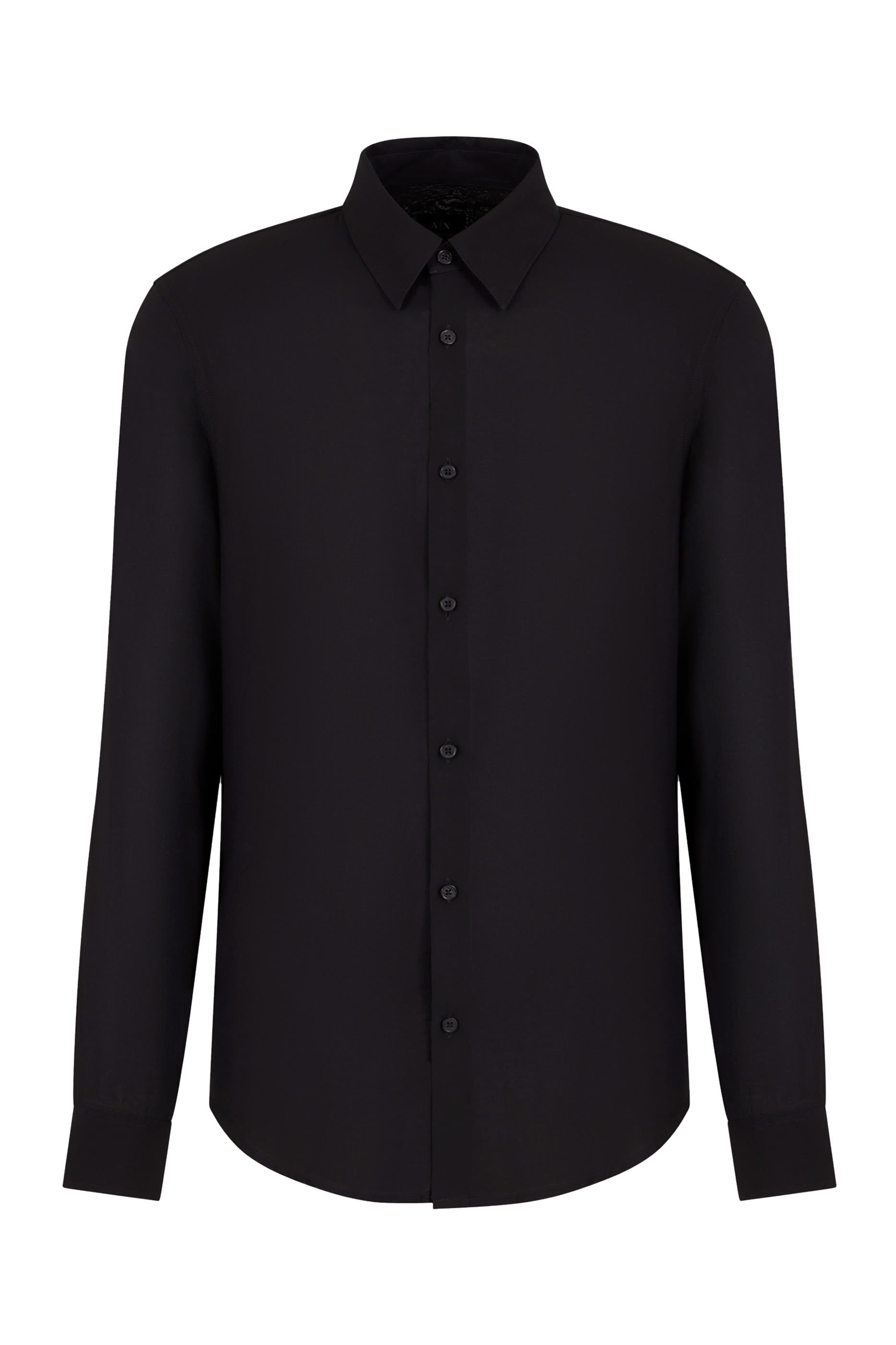 قميص بقصة ضيقة وشعار الماركة