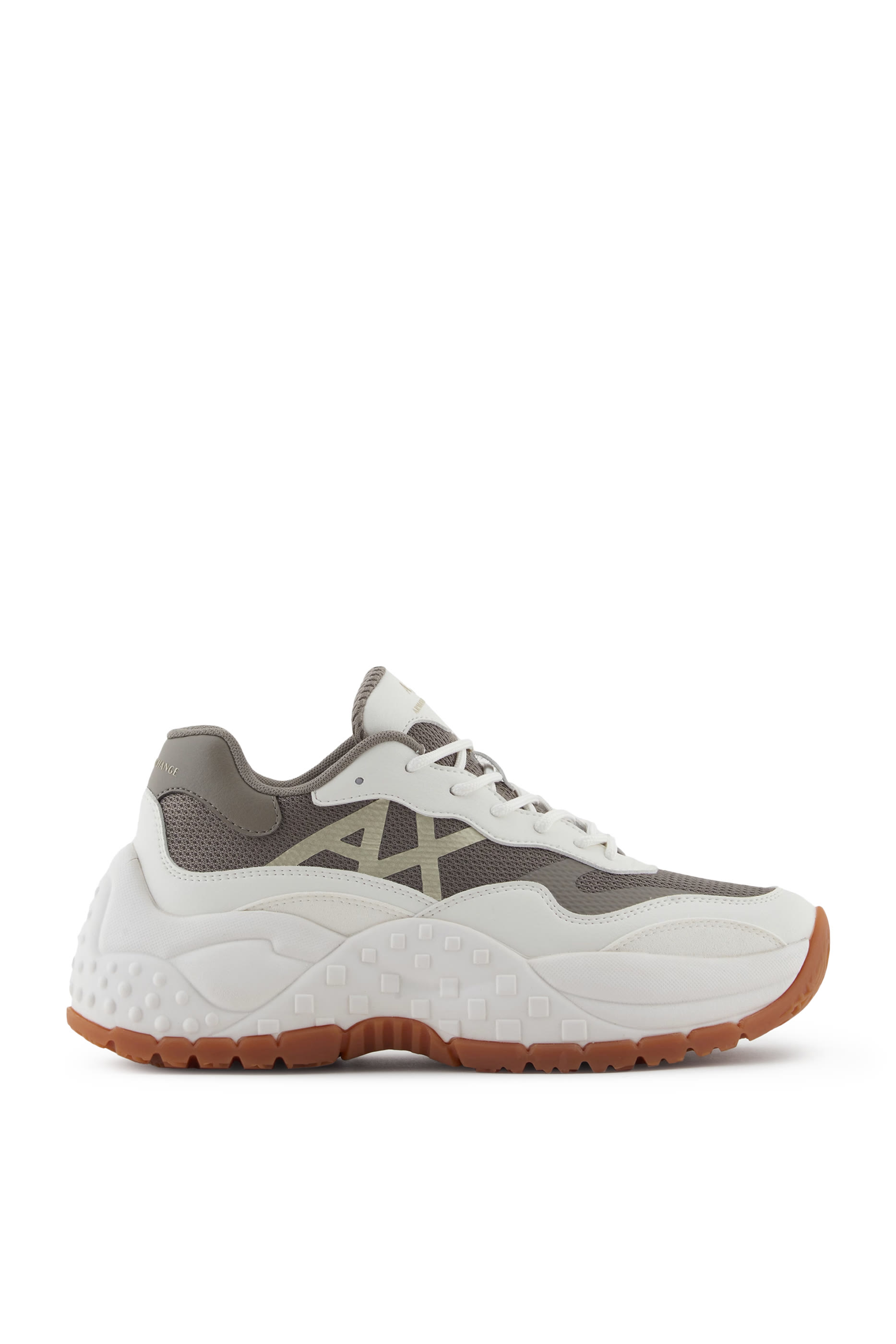 سنيكرز بنعل سميك وشعار الماركة