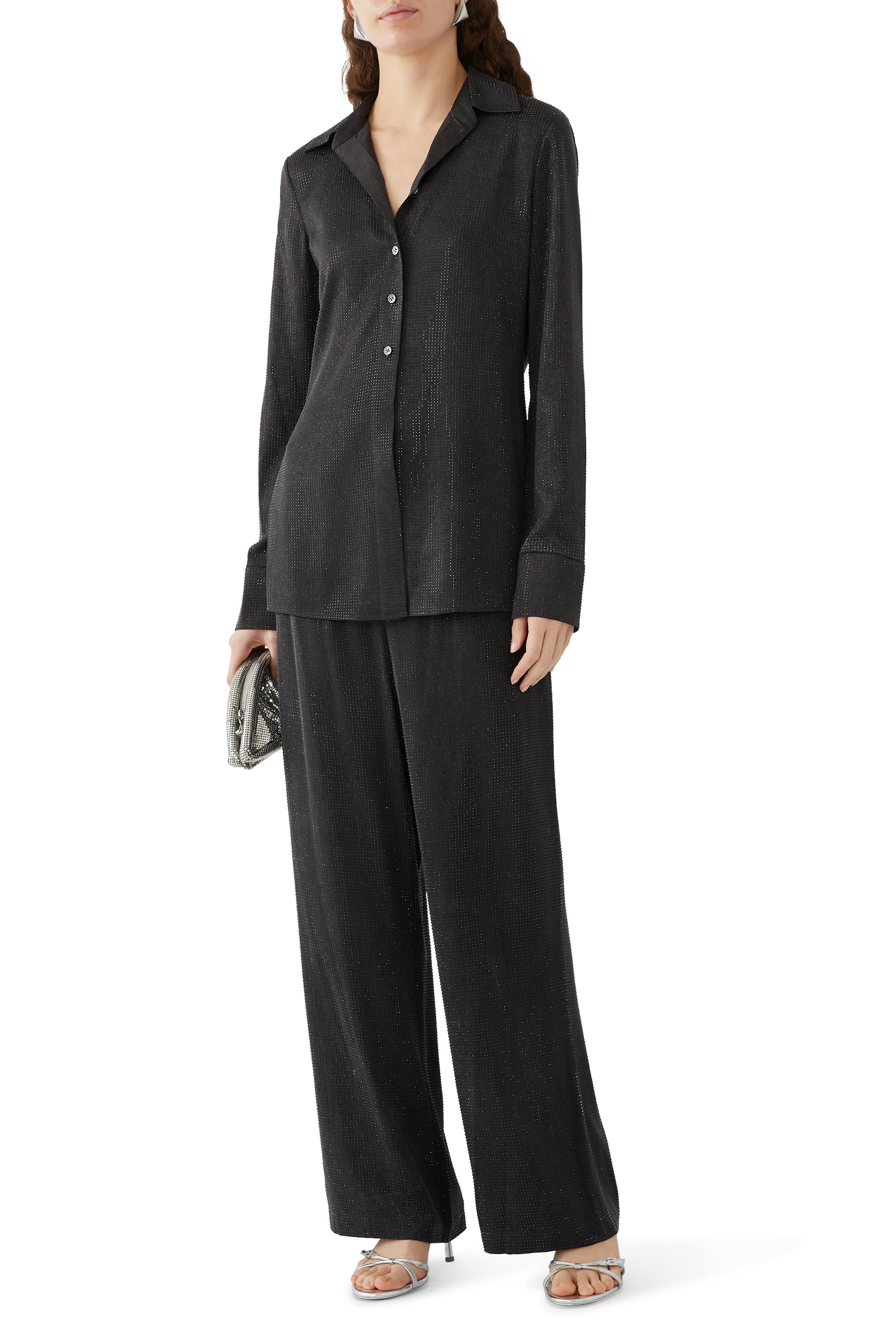 قميص بقصة ضيقة وكريستال مثبت حراريا