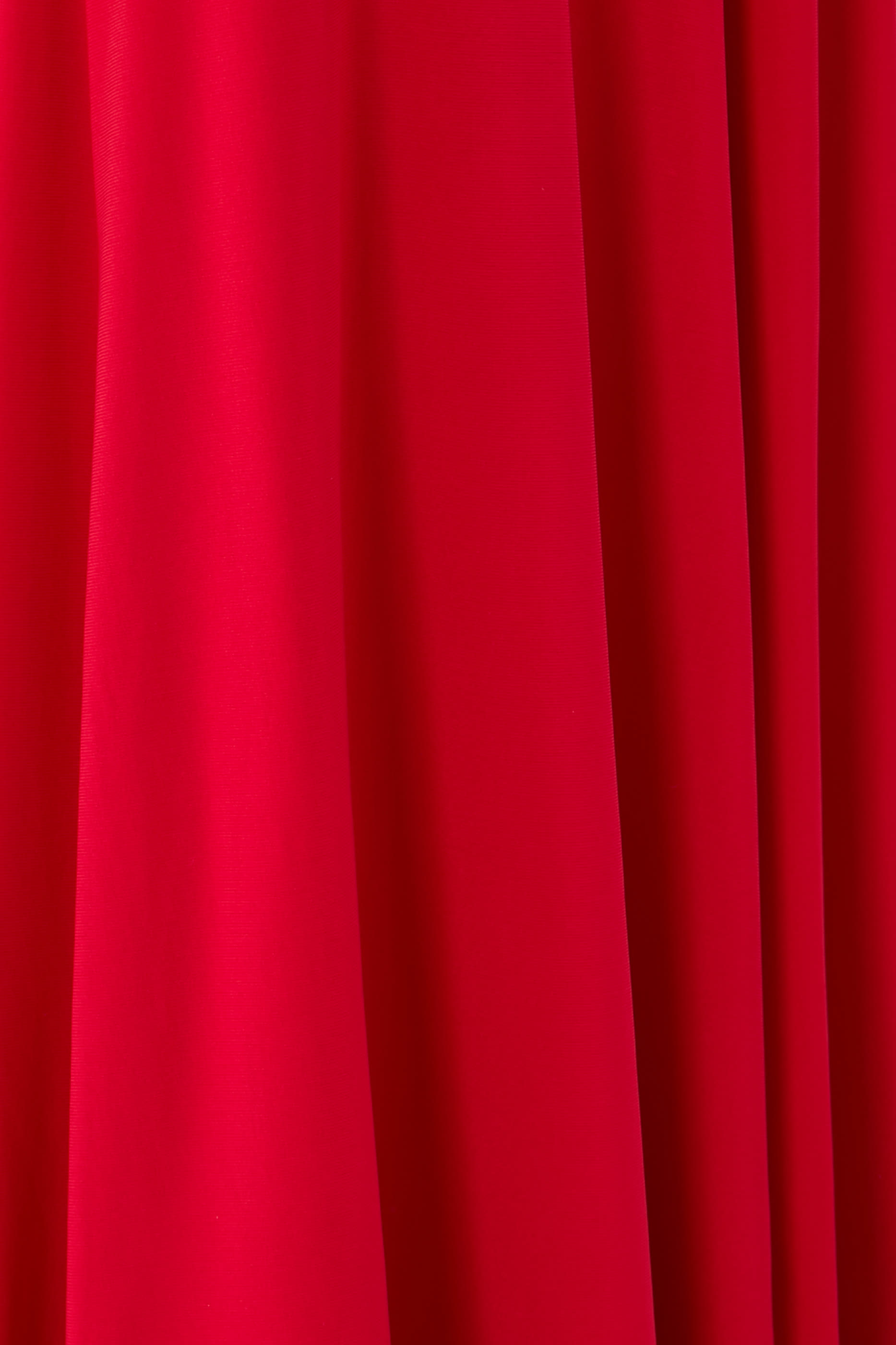 فستان سهرة بحمالة متقاطعة حول الرقبة وحافة ذيل السمكة