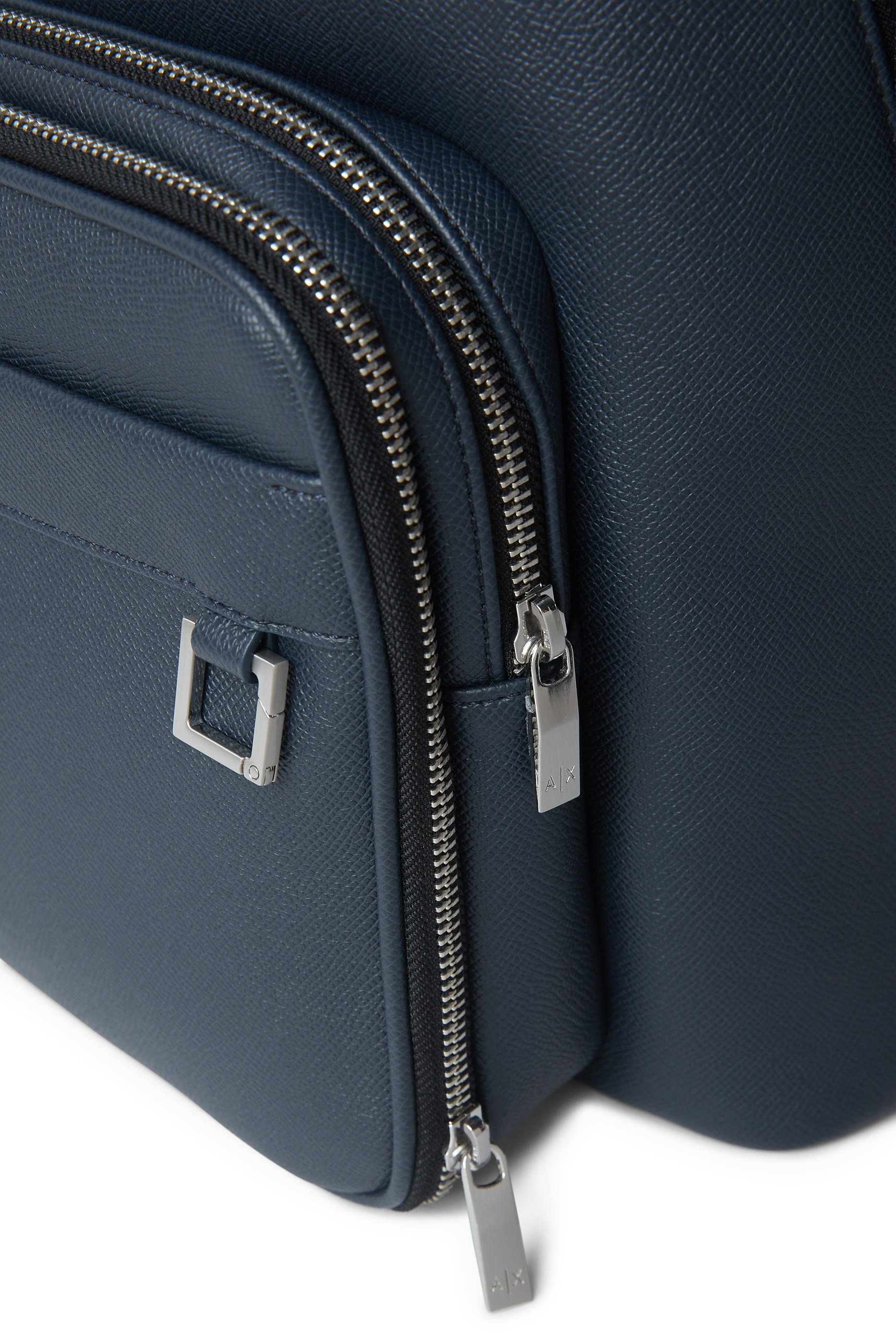 حقيبة ظهر مزينة بشعار الماركة قماش معالج