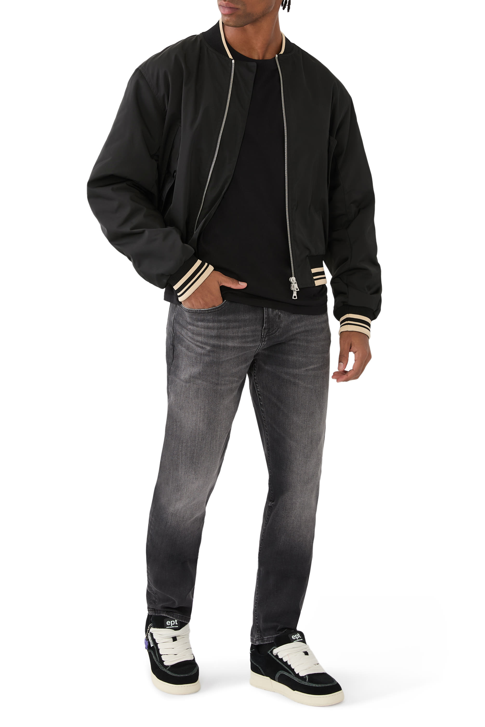 بنطال جينز بقصة ساق تضيق نحو الأسفل