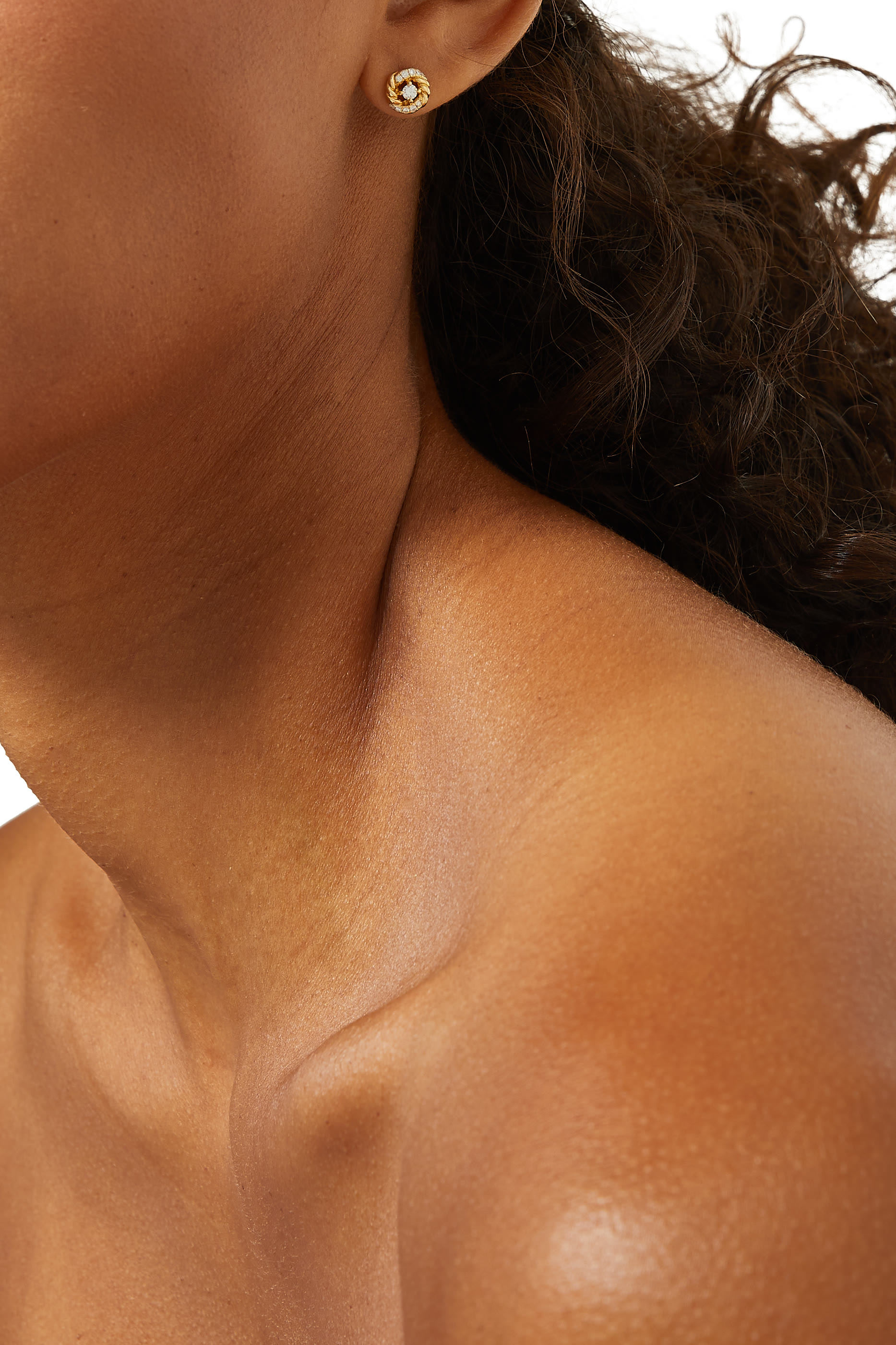 أقراط إنفينيتي مرصعة بماس