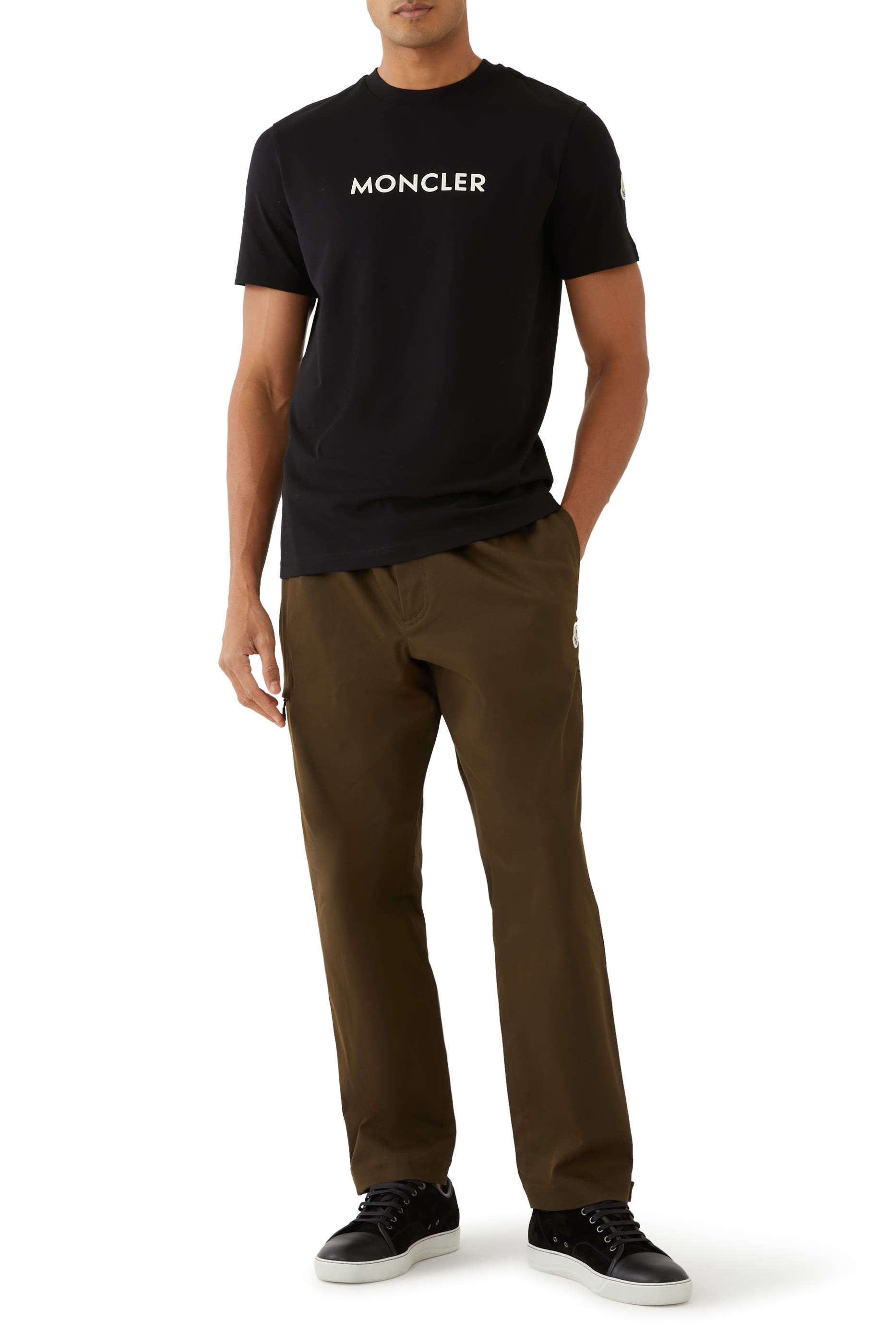 تيشيرت بأكمام قصيرة وشعار الماركة