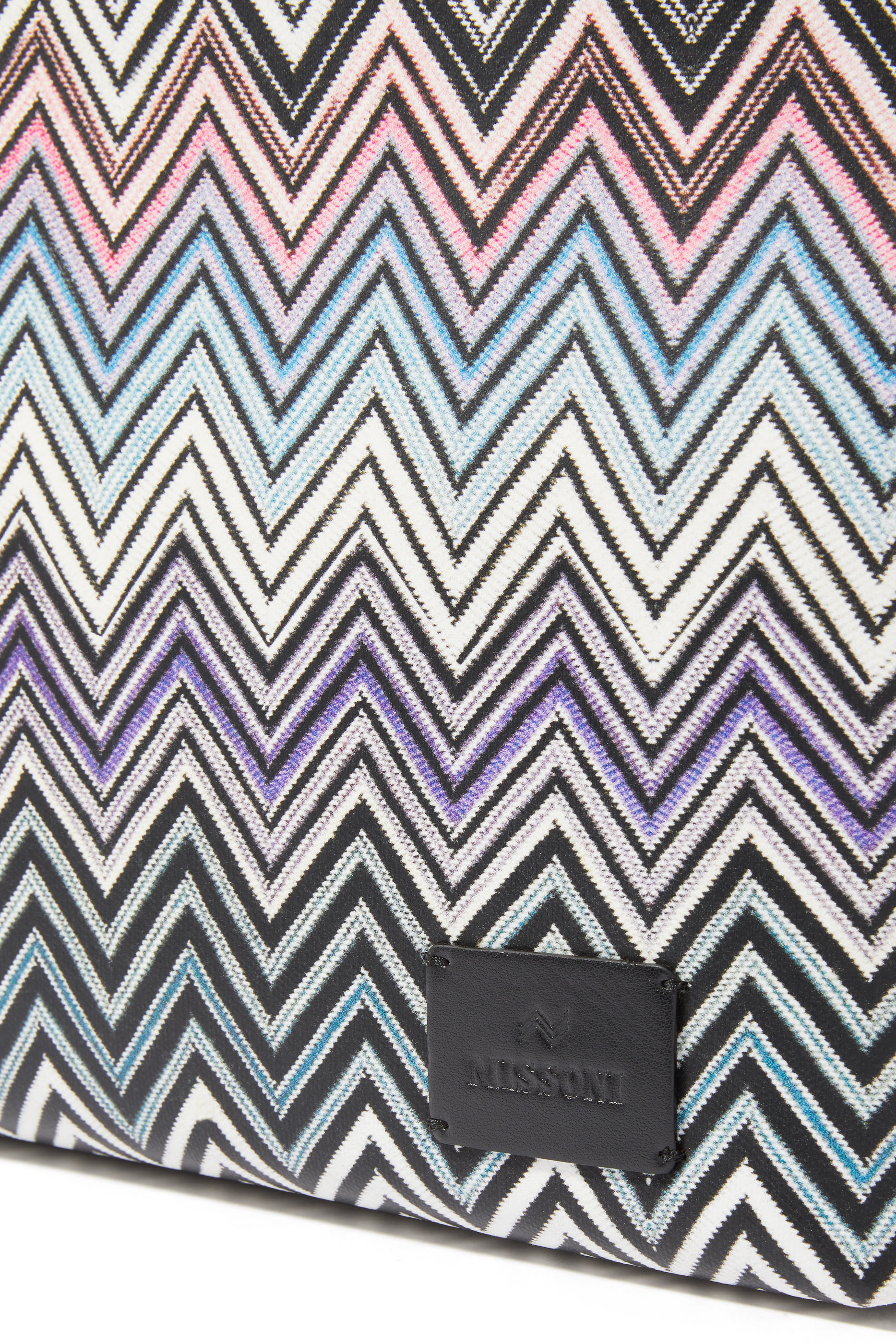 حقيبة يد متوسطة بنقشة خطوط متعرجة