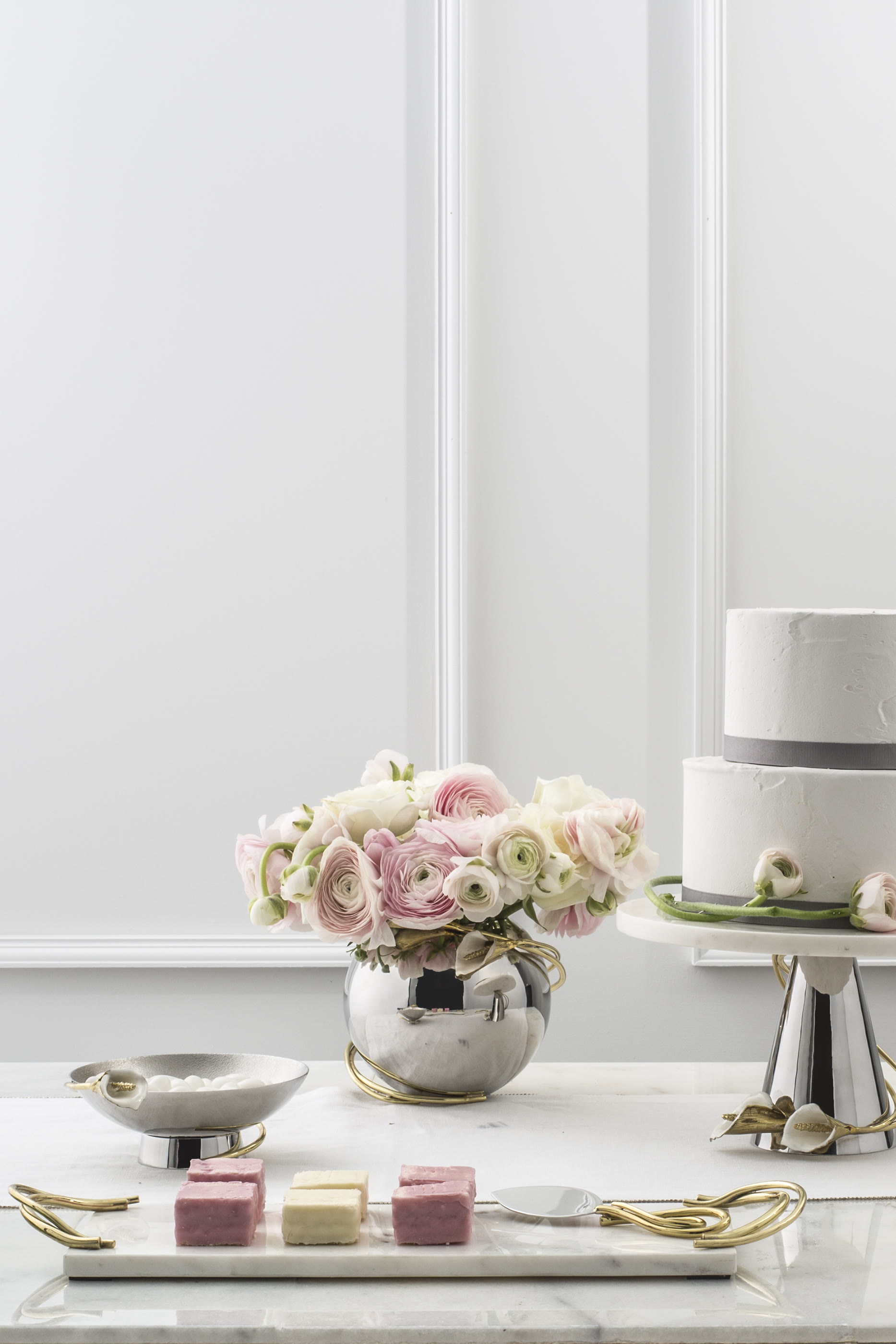 وعاء متوسط الحجم مزين بزهرة الكالا