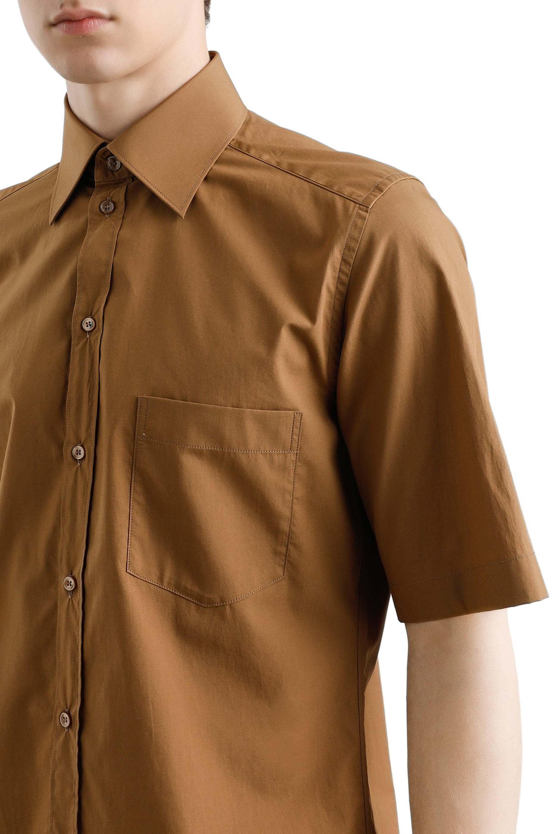 قميص بأكمام قصيرة