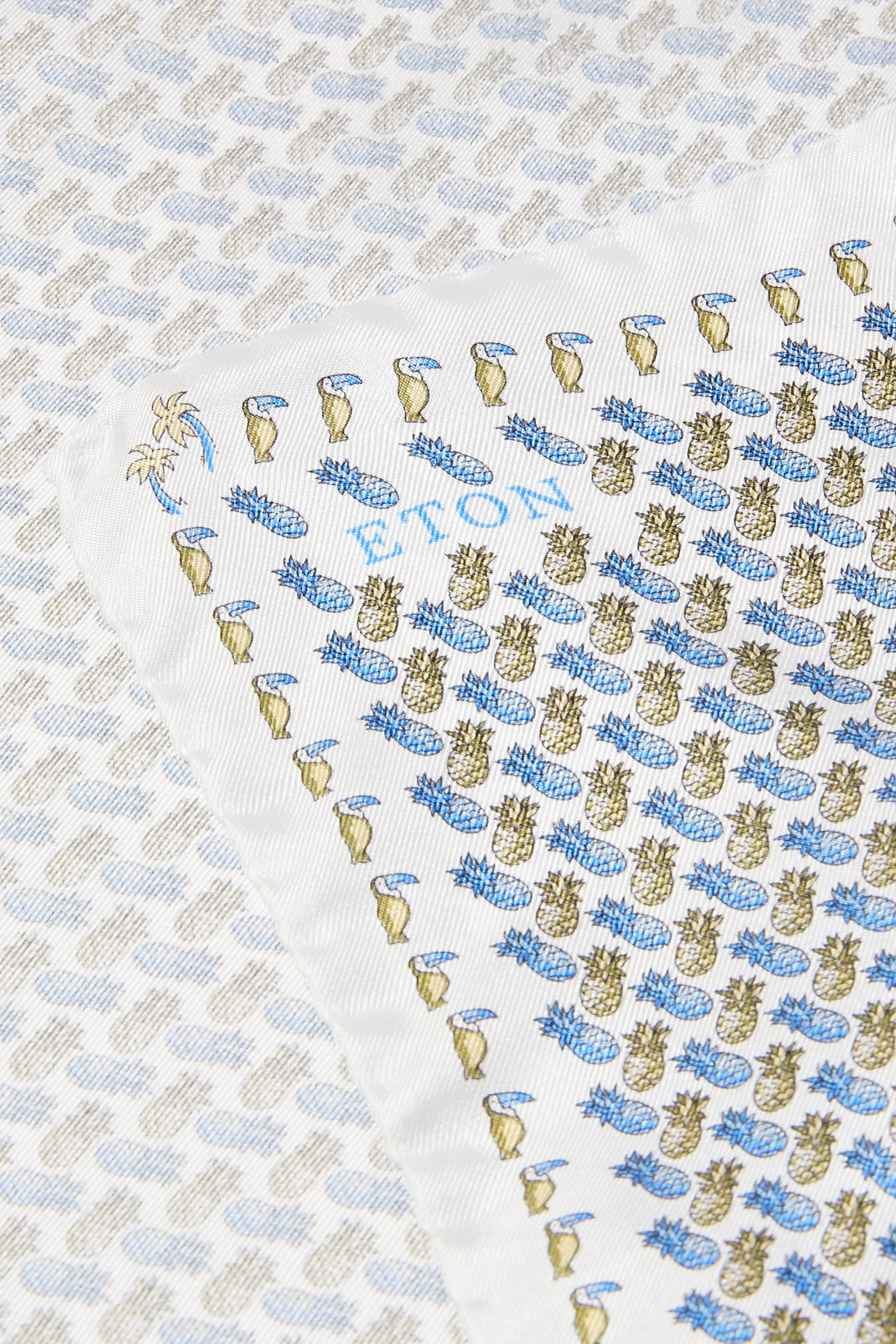 منديل جيب بنقشة أناناس حرير تويل