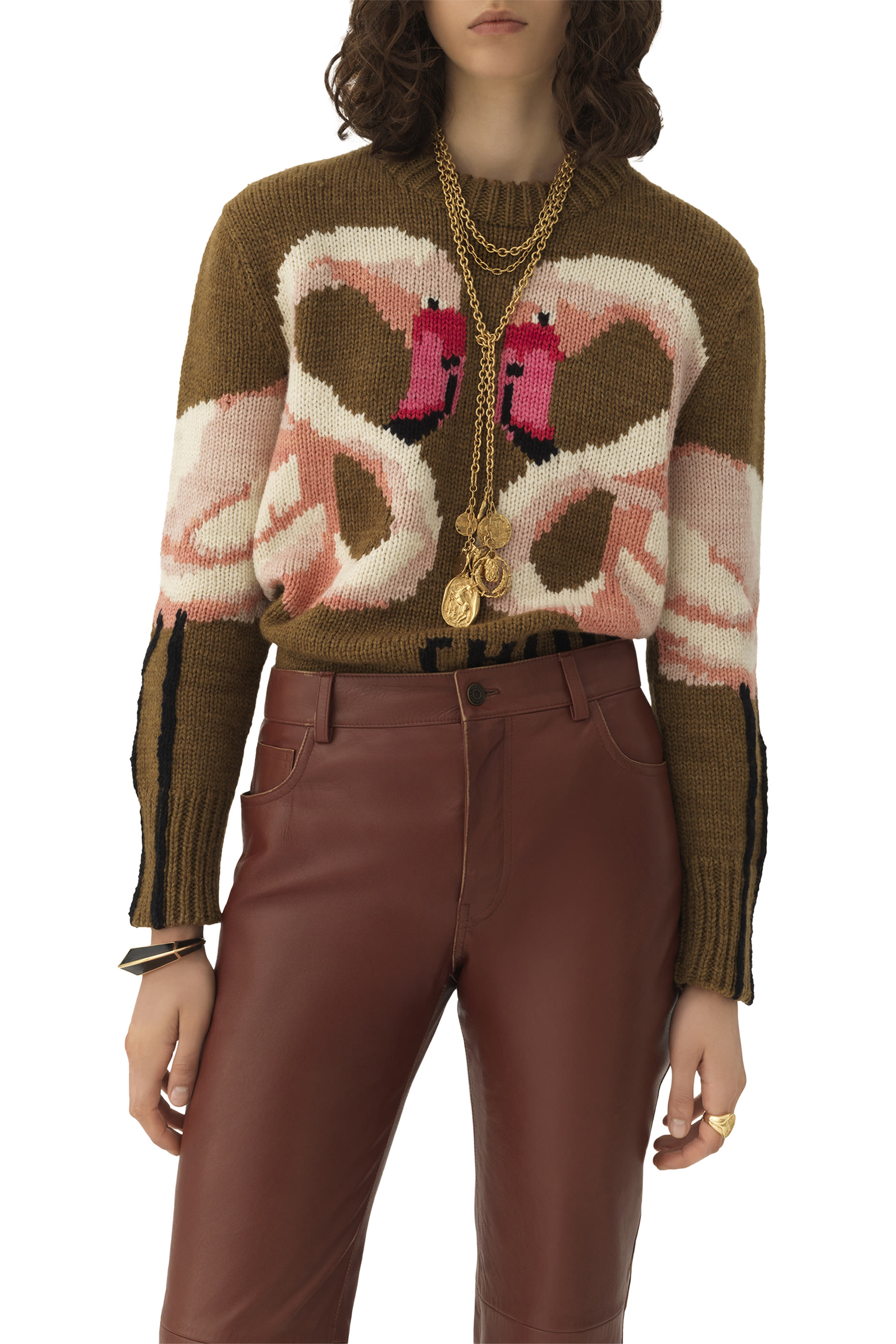 كنزة بياقة ضيقة وشعار الماركة