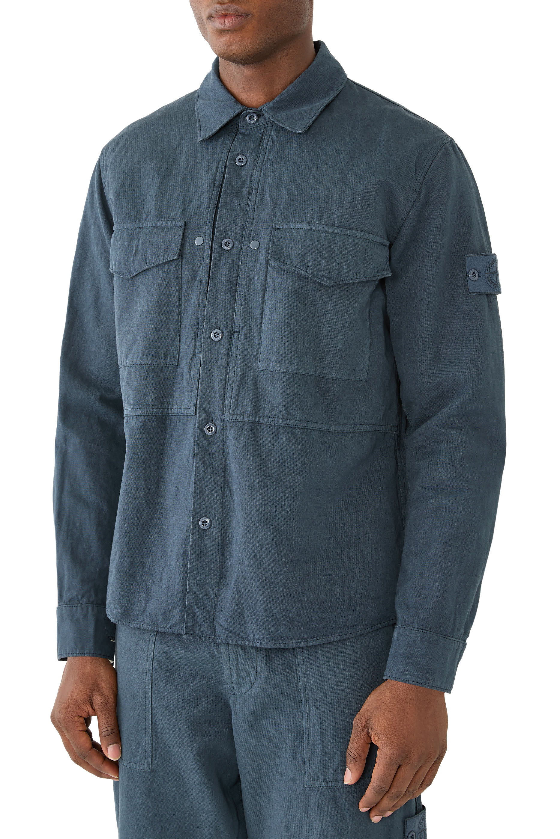 قميص بنمط جاكيت بأزرار وشعار الماركة