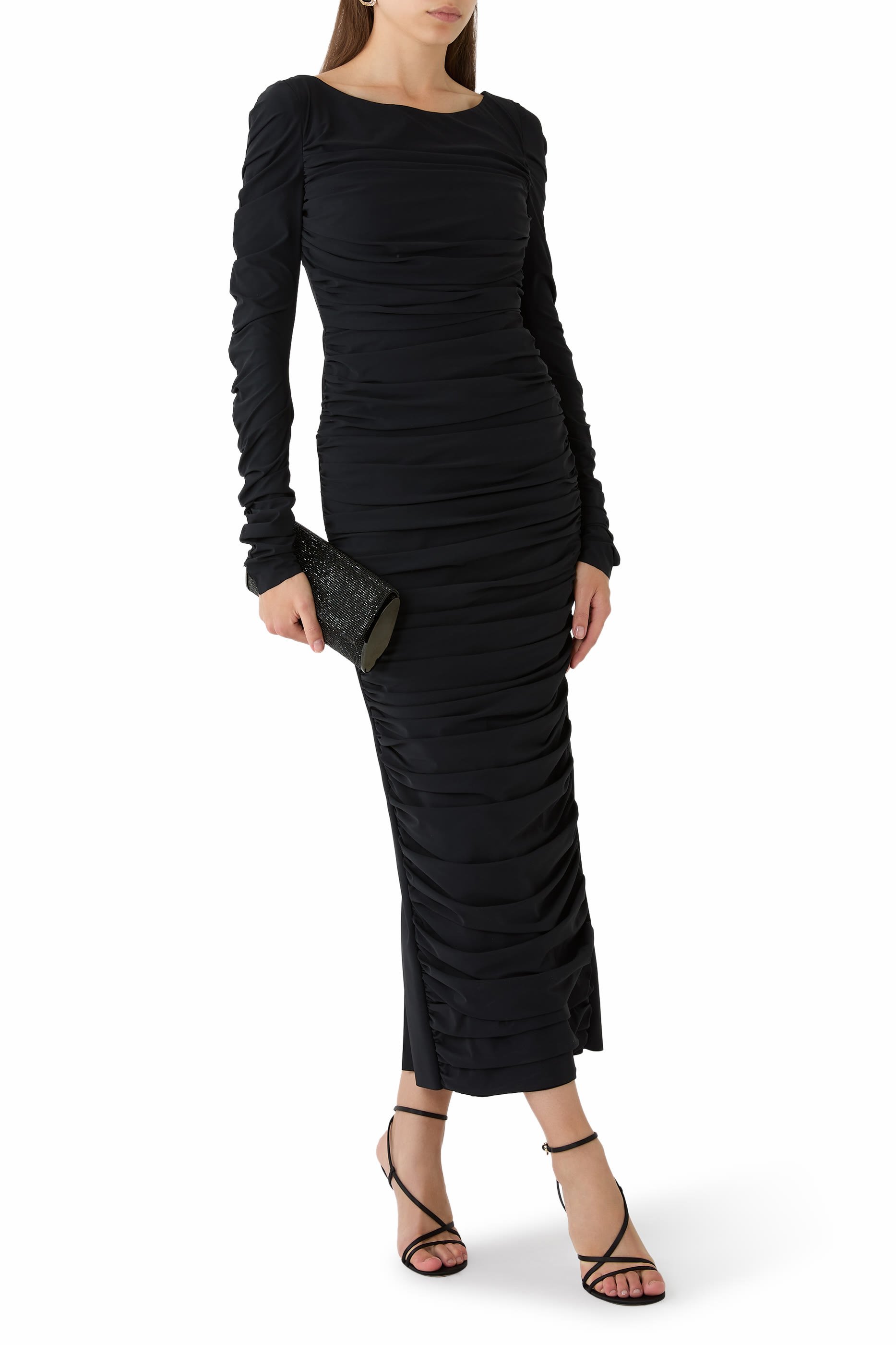 فستان بأكمام طويلة وقصة متوسطة الطول