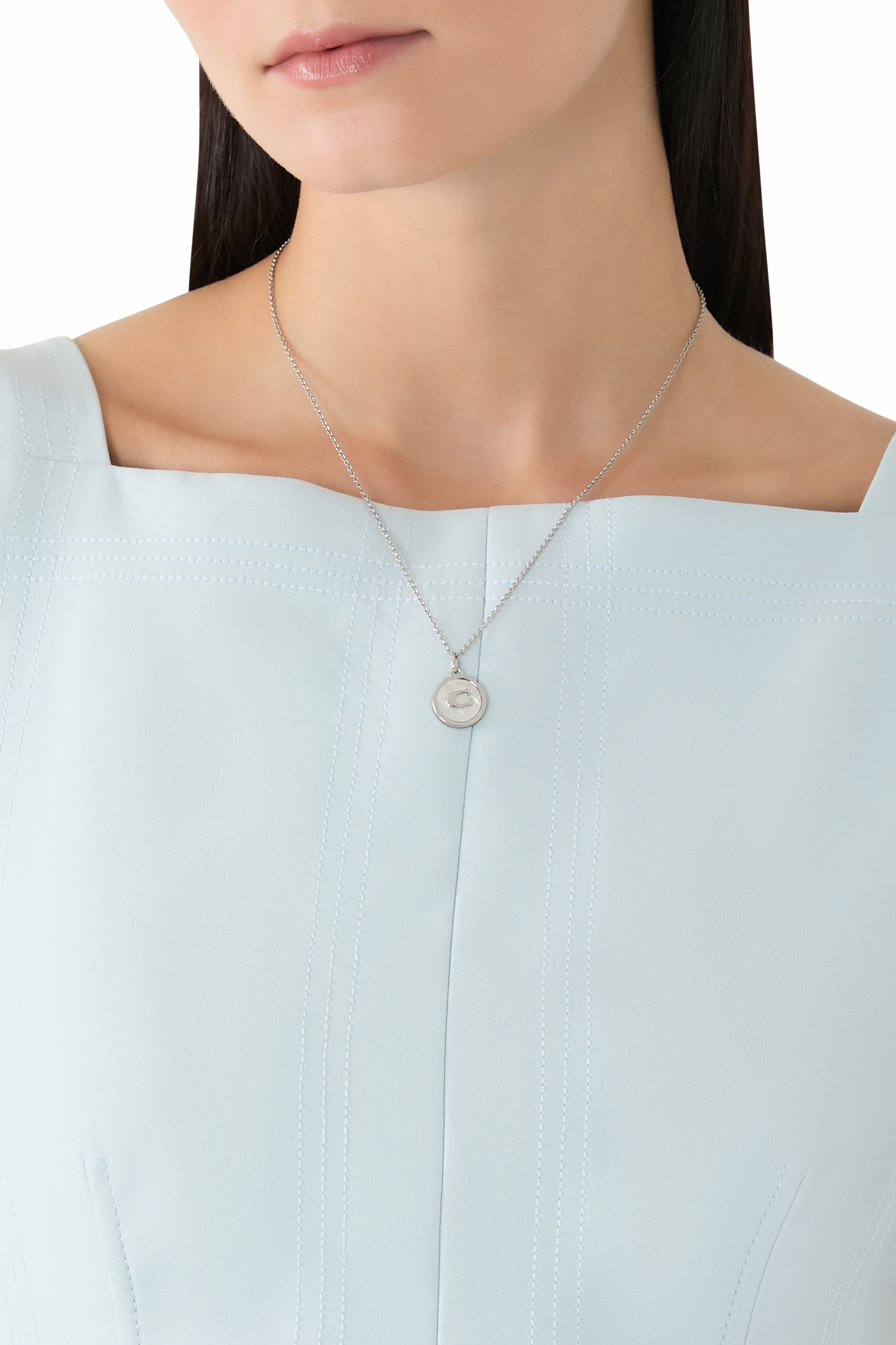 قلادة قصيرة بدلاية بتصميم دائري بشعار الماركة عرق لؤلؤ