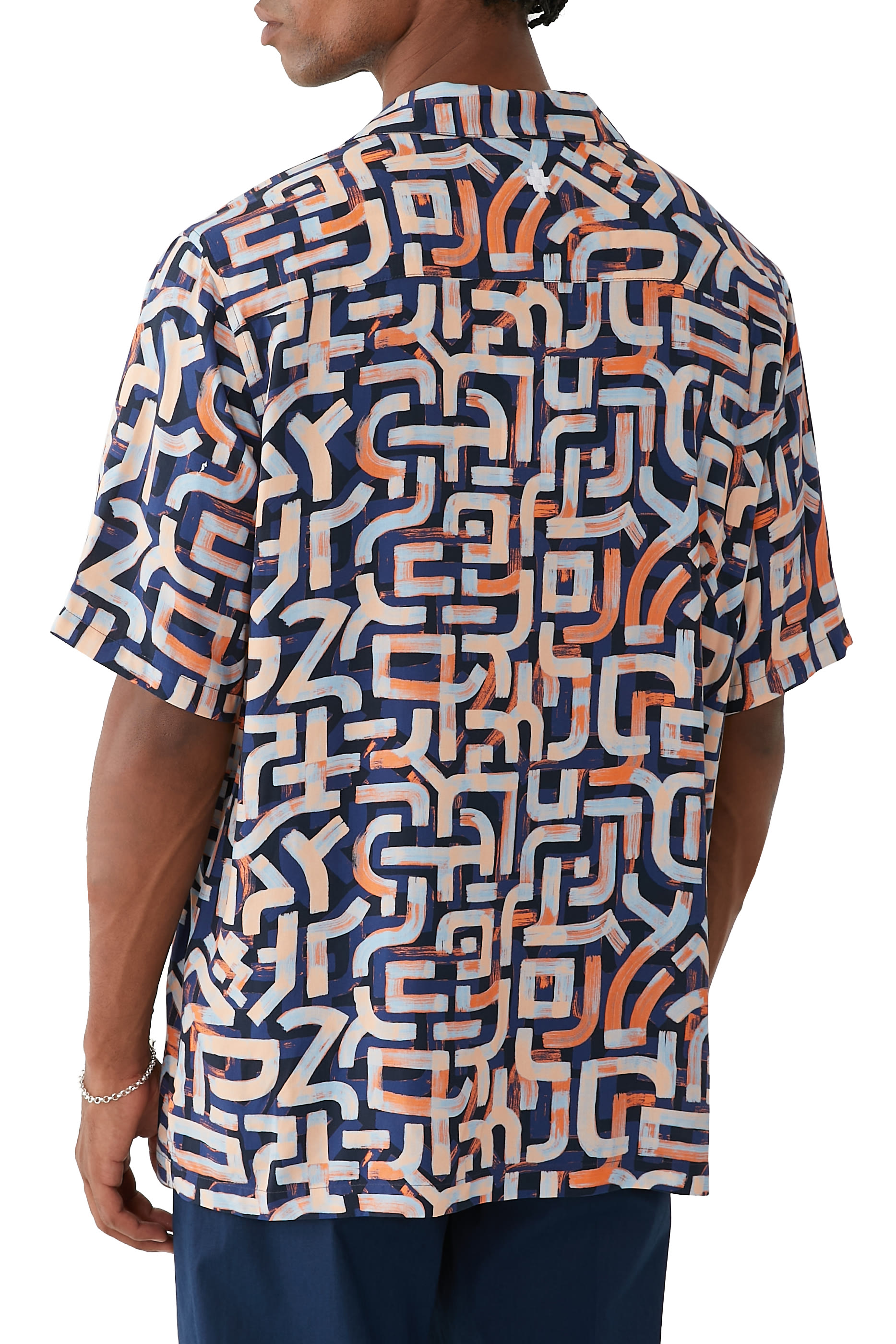 قميص هاواي مزين كليا بطبعة غرافيتي