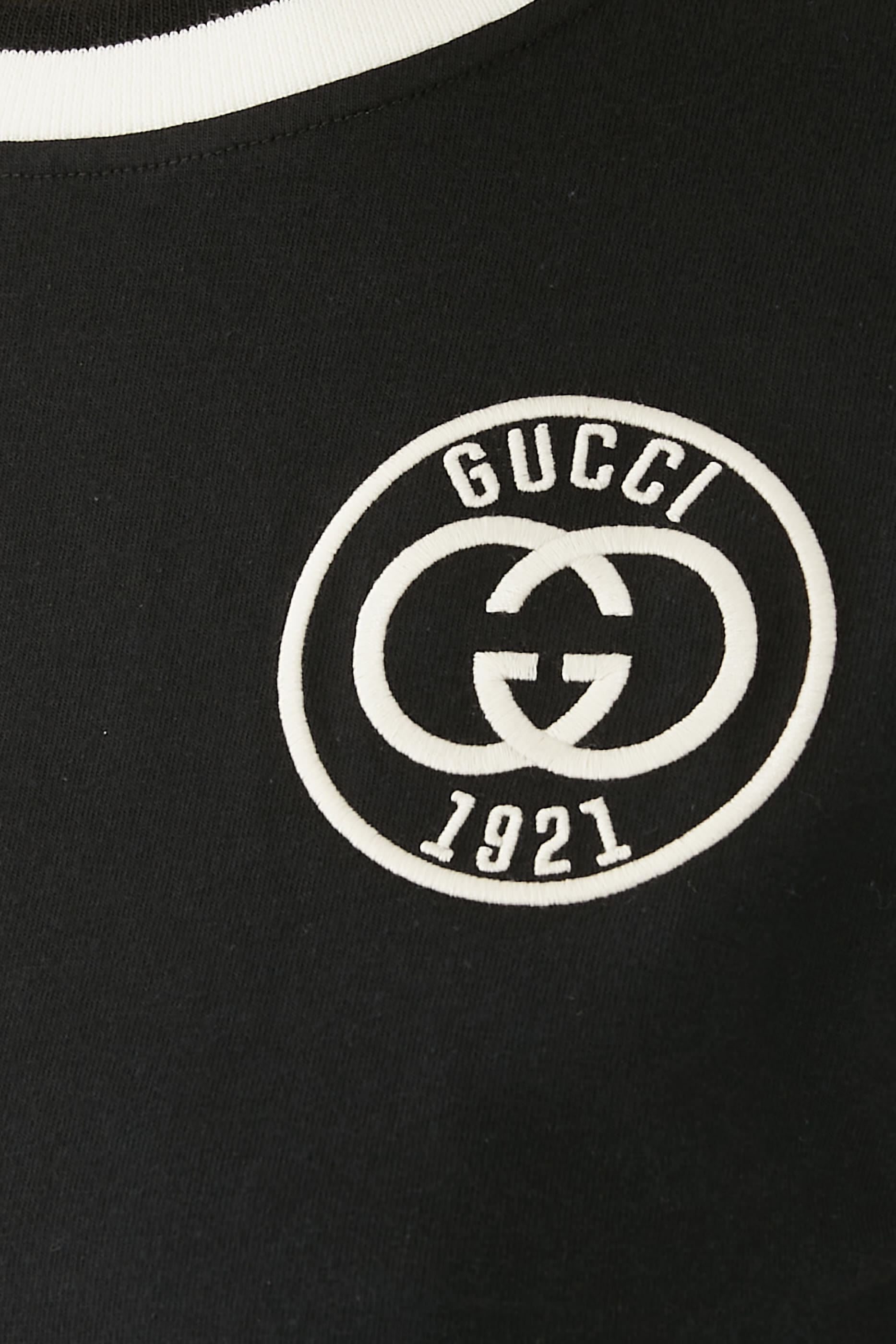 تيشيرت بحواف مخططة