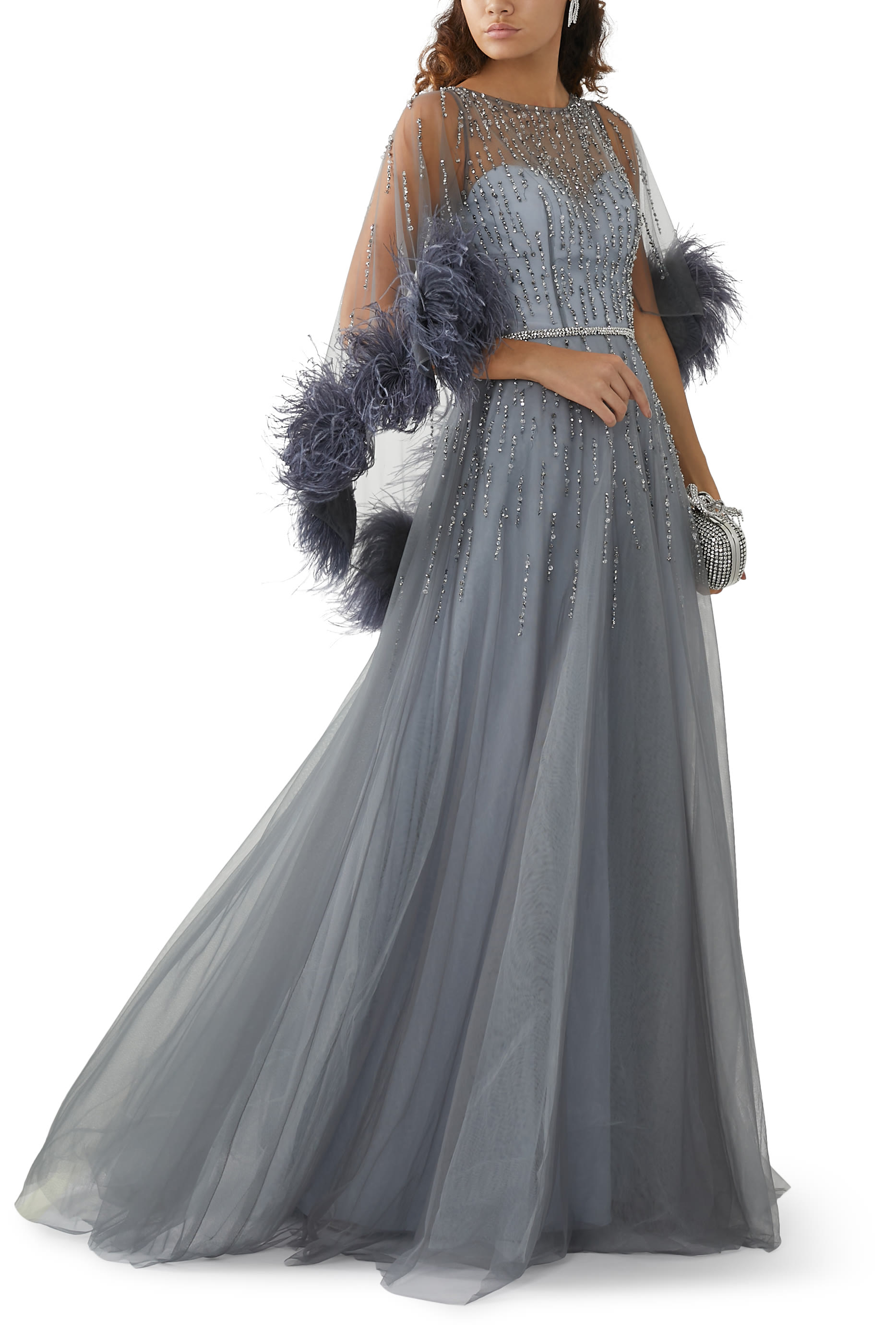 فستان مرصع بأحجار ومزين بريش