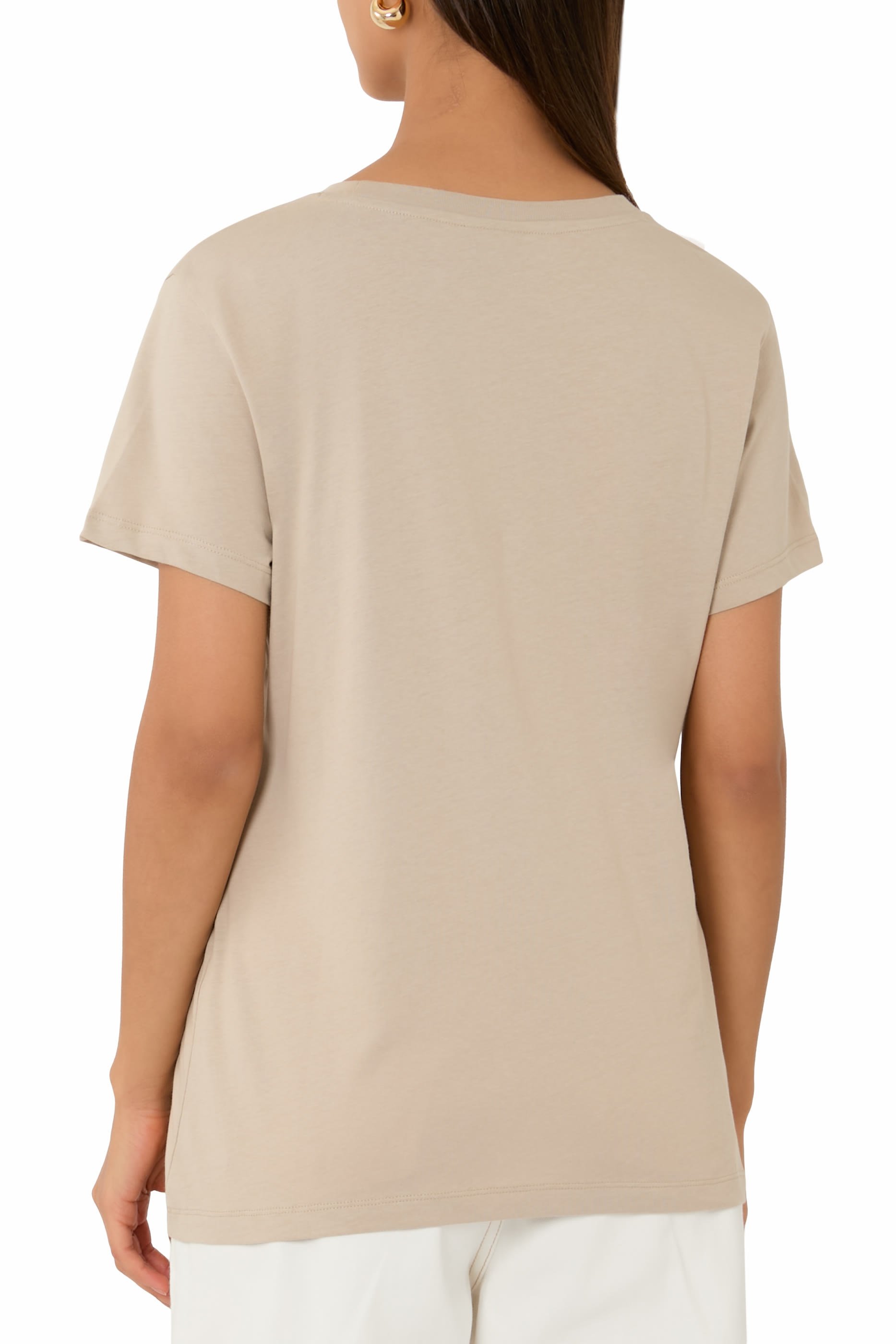 تيشيرت بقصة عادية وشعار الماركة