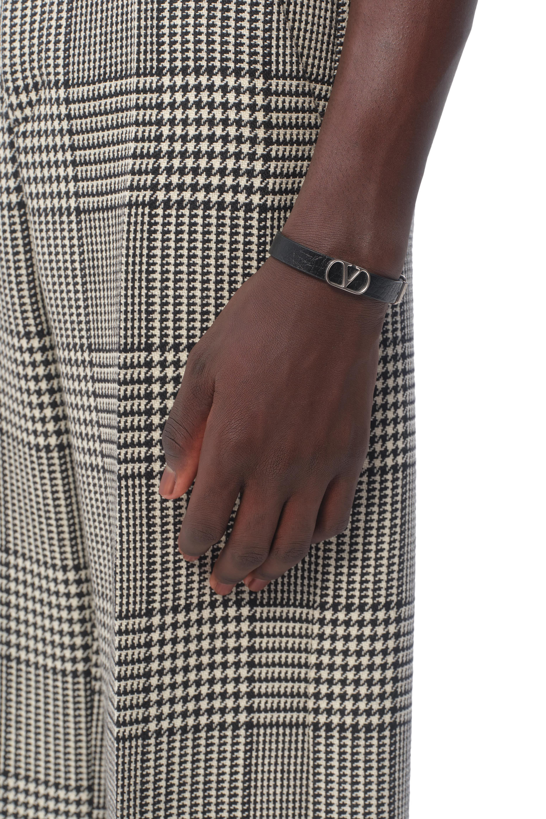 سوار بشعار الماركة