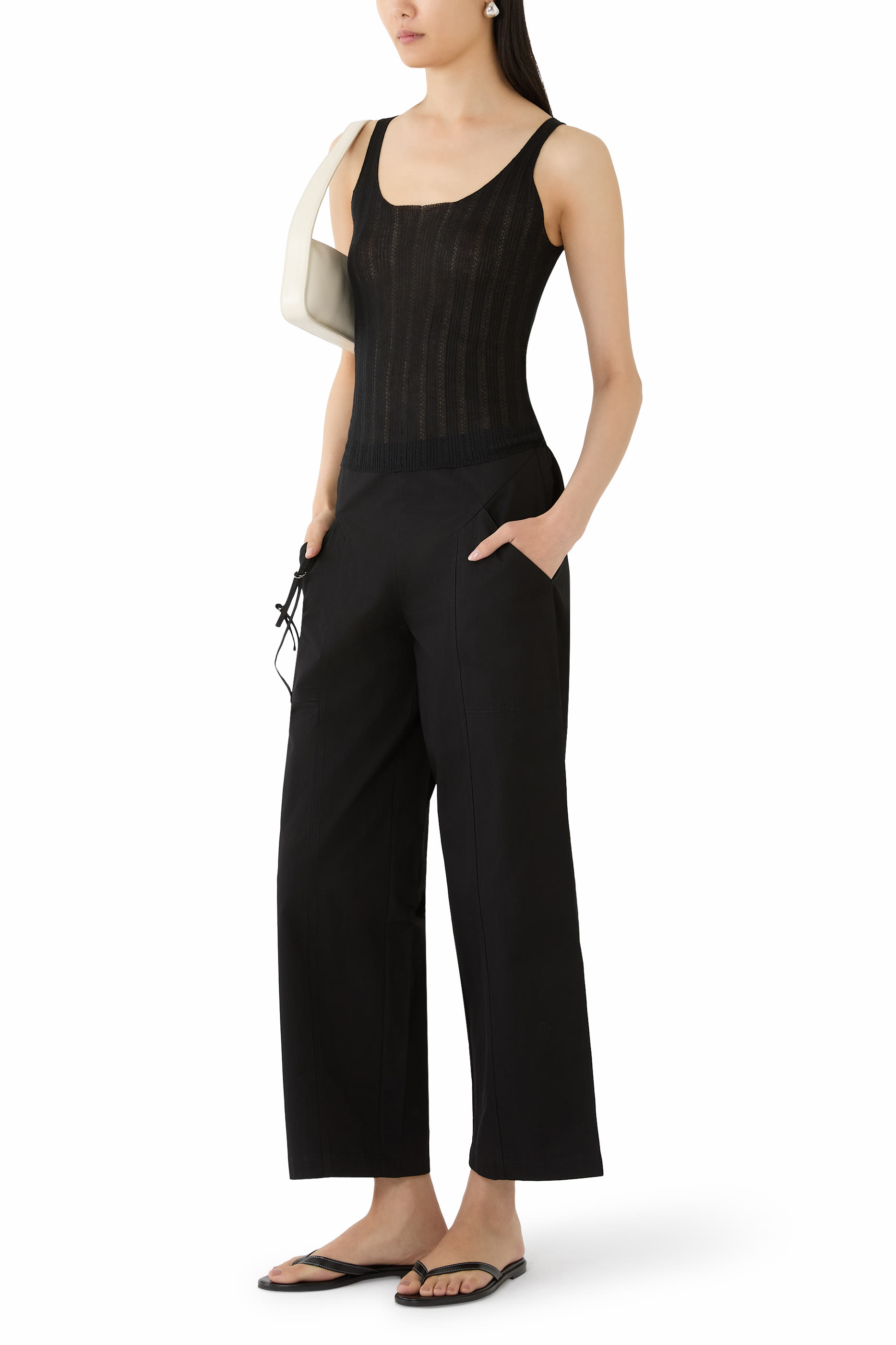 بلوزة بلا أكمام بتطريزات مفرغة