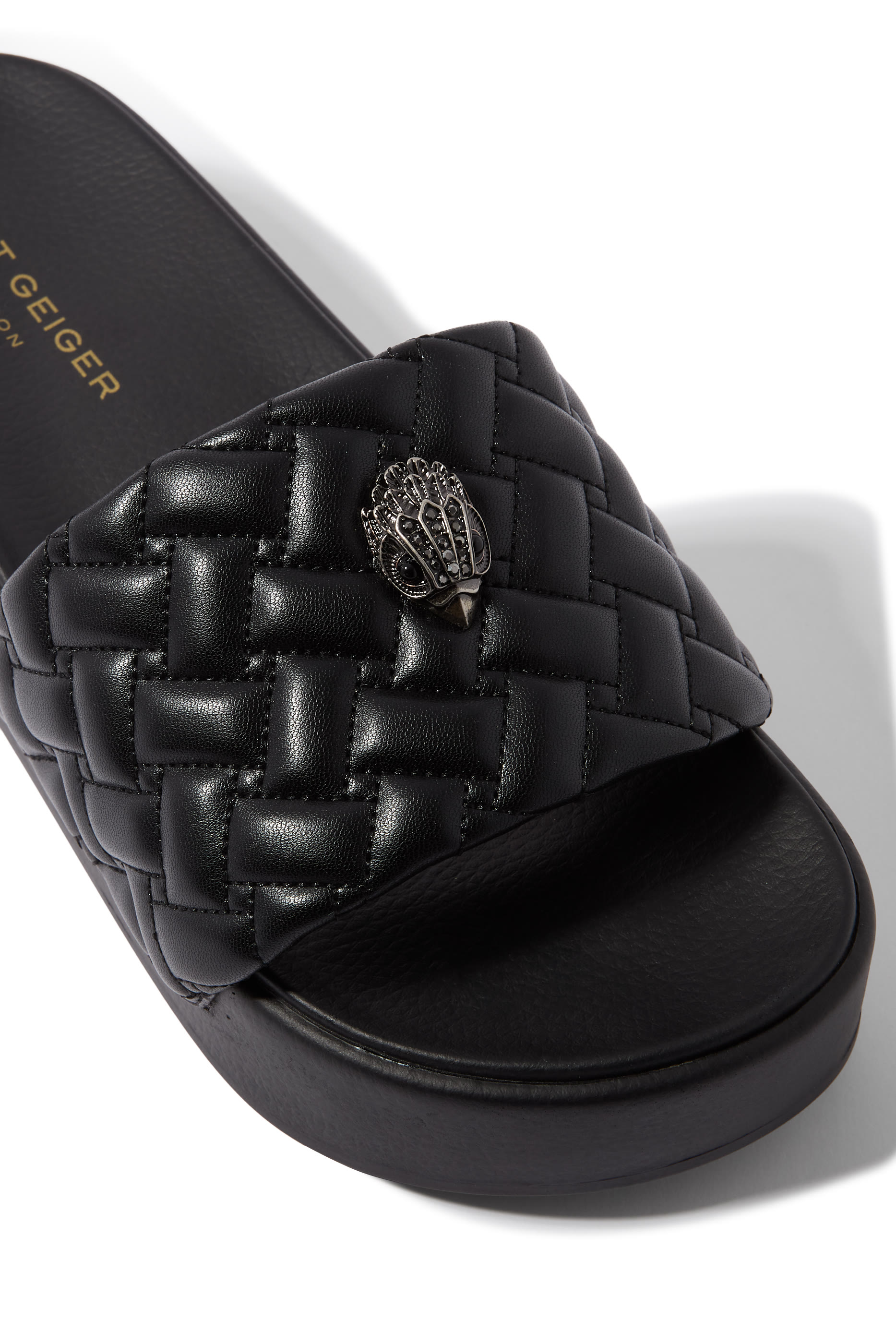 حذاء خفيف مينا بنعل سميك وحلية شعار الماركة