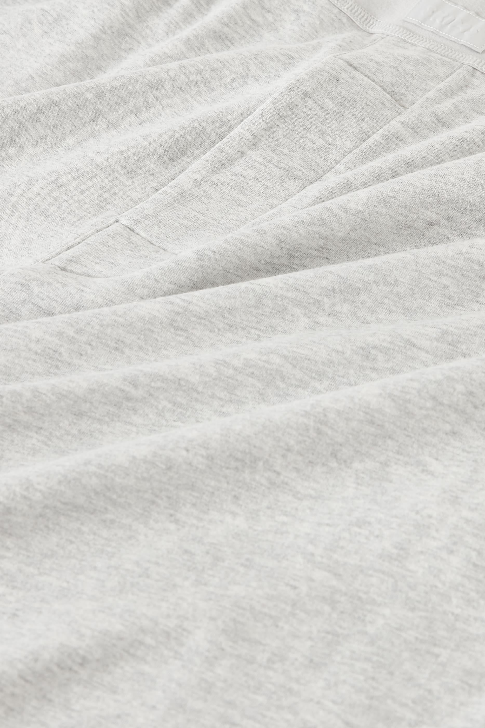 بنطال بويفرند بقصة فضفاضة