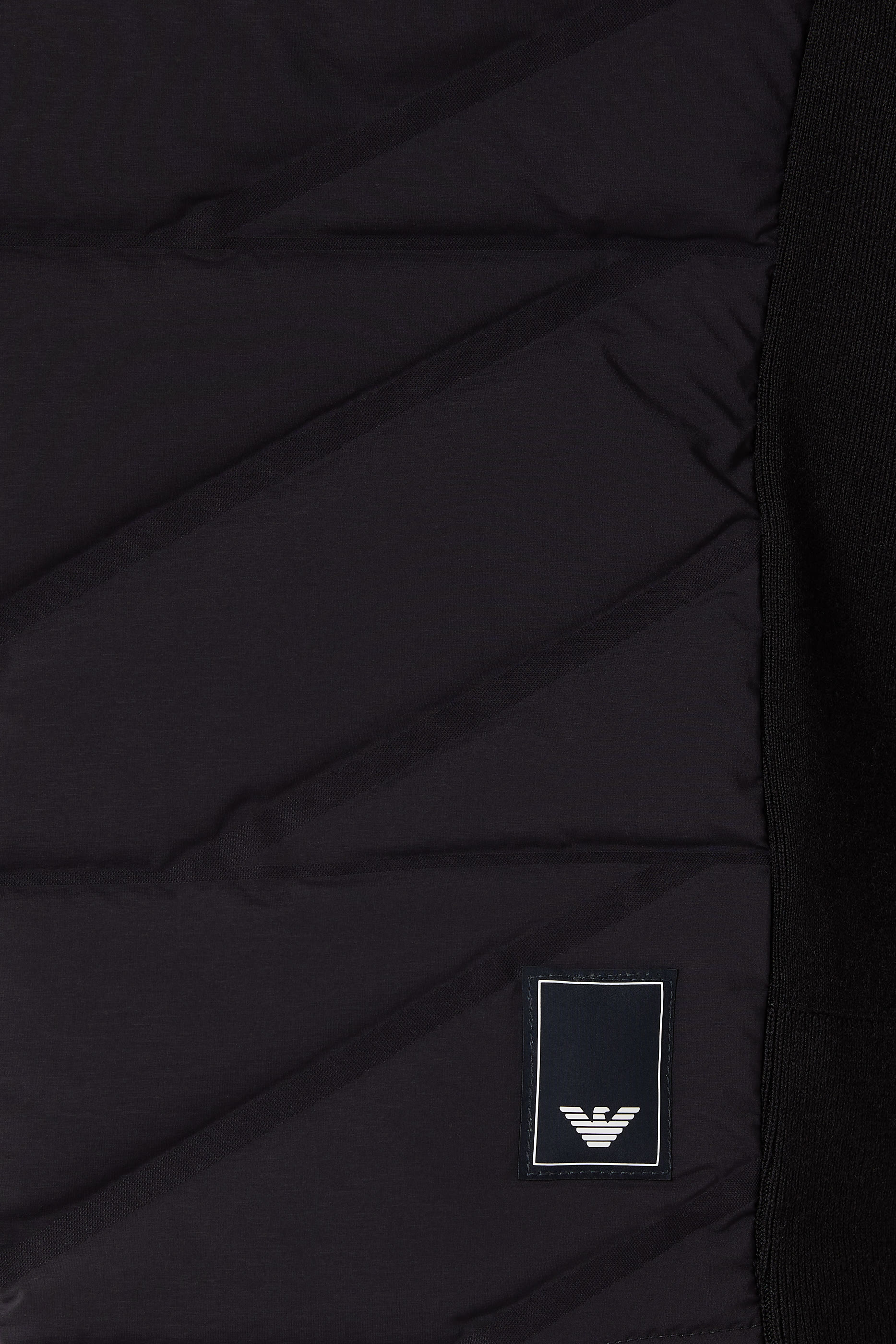 جاكيت مبطن بالزغب بقطعتين وسحاب من التشكيلة الأساسية للسفر