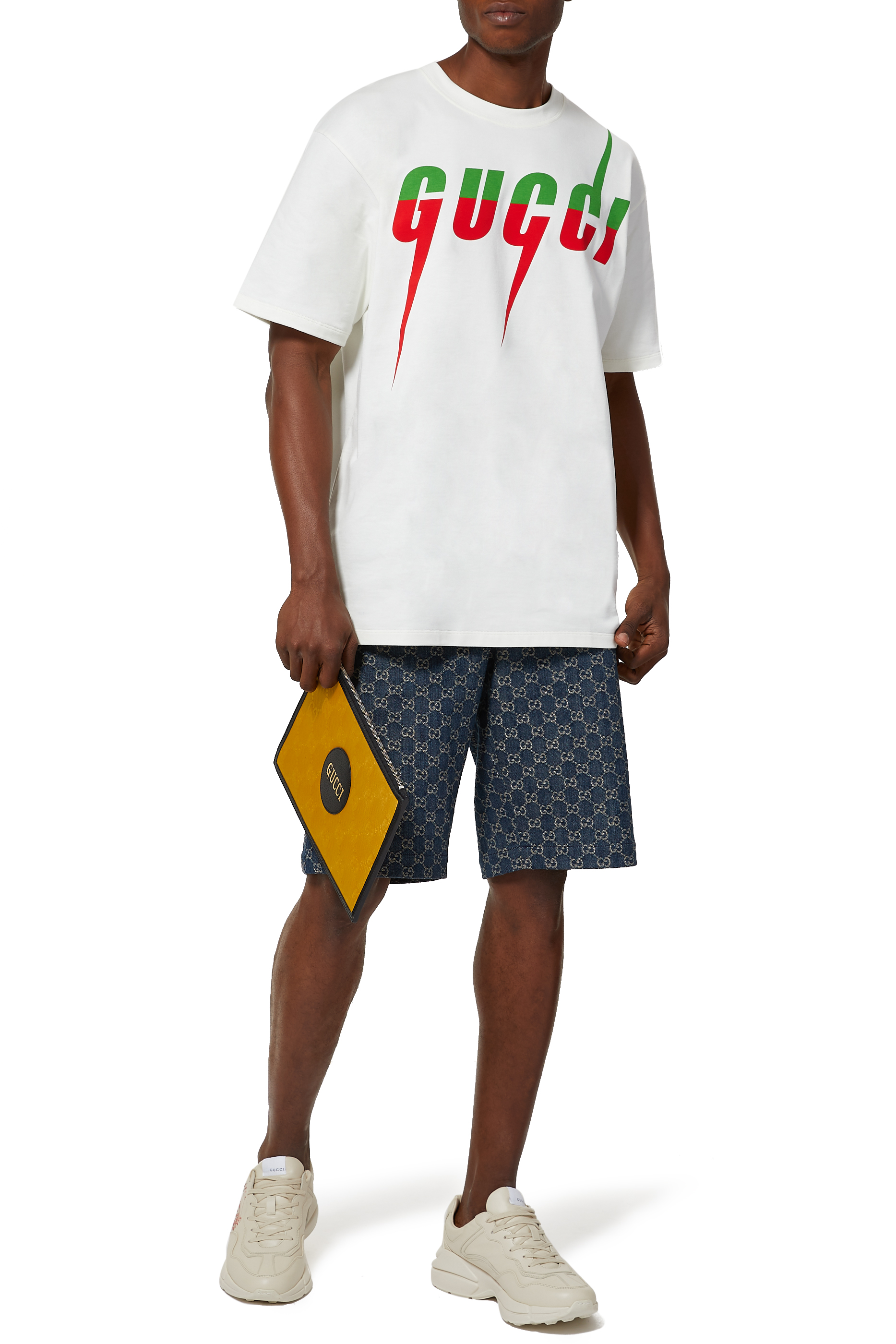 شورت دينم صديق للبيئة بنقشة حرفي GG بلون باهت