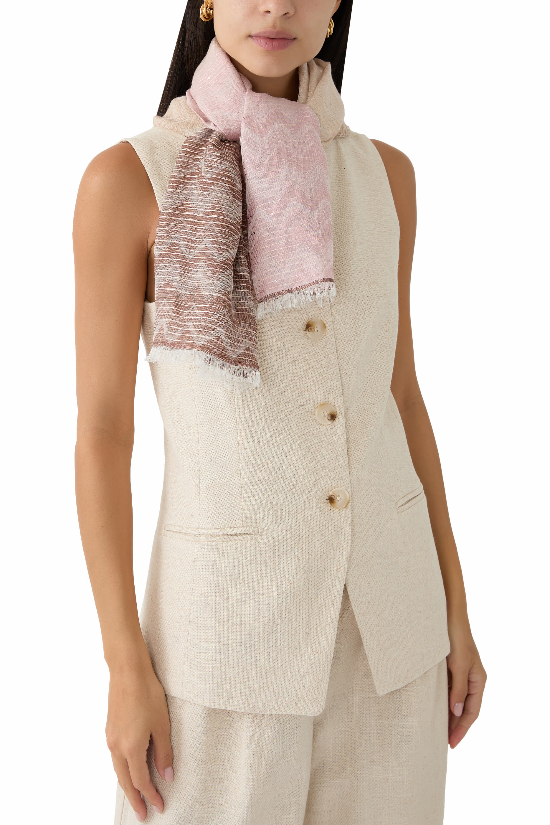 وشاح بنقشة خطوط متعرجة وشعار الماركة وترتر